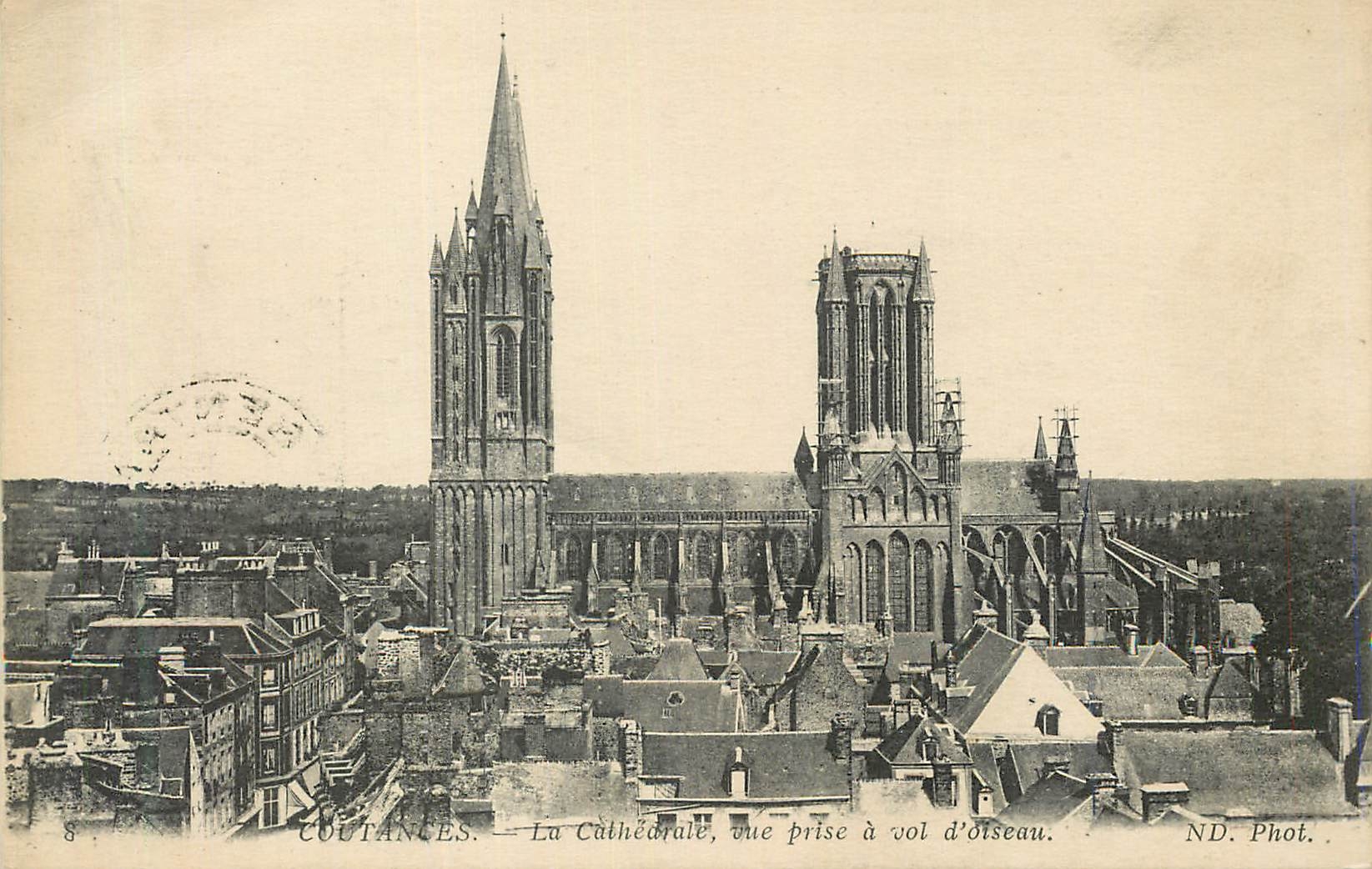 COUTANCES — La Cathédrale, vue prise à vol d'oiseau — ND. Phot.