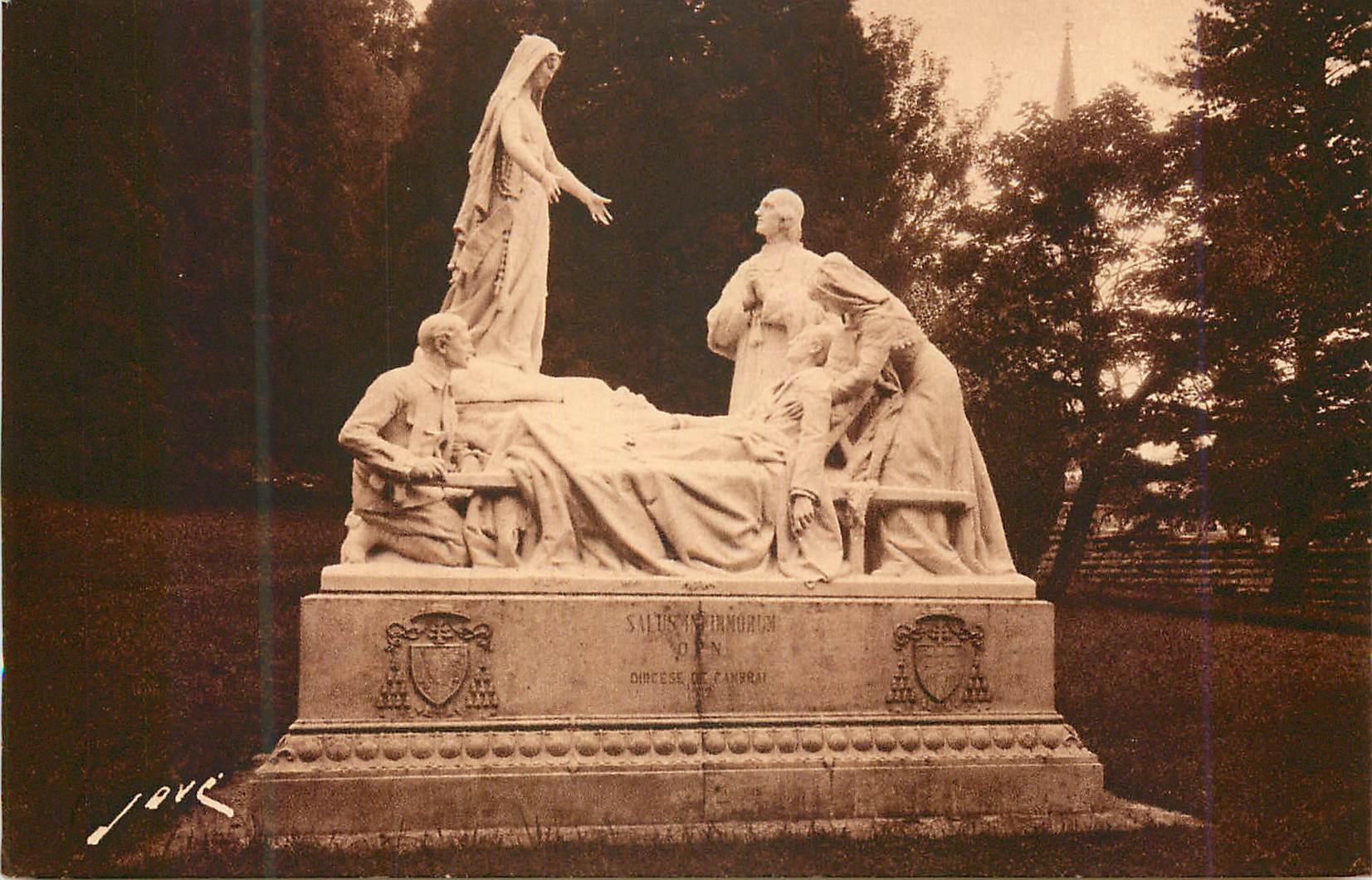 CPA Toute la France Lourdes le Monument de Cambrai