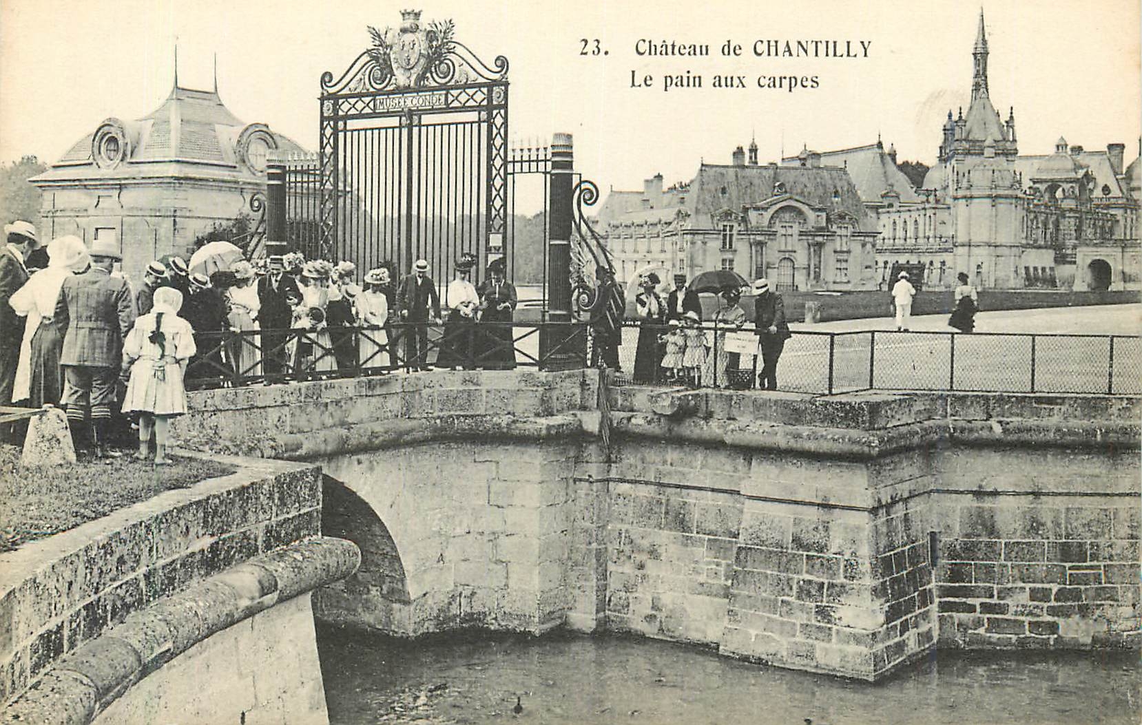 Schloss Chantilly — Die Karpfenbrücke — Héliotypie A. Bourdier, Versailles