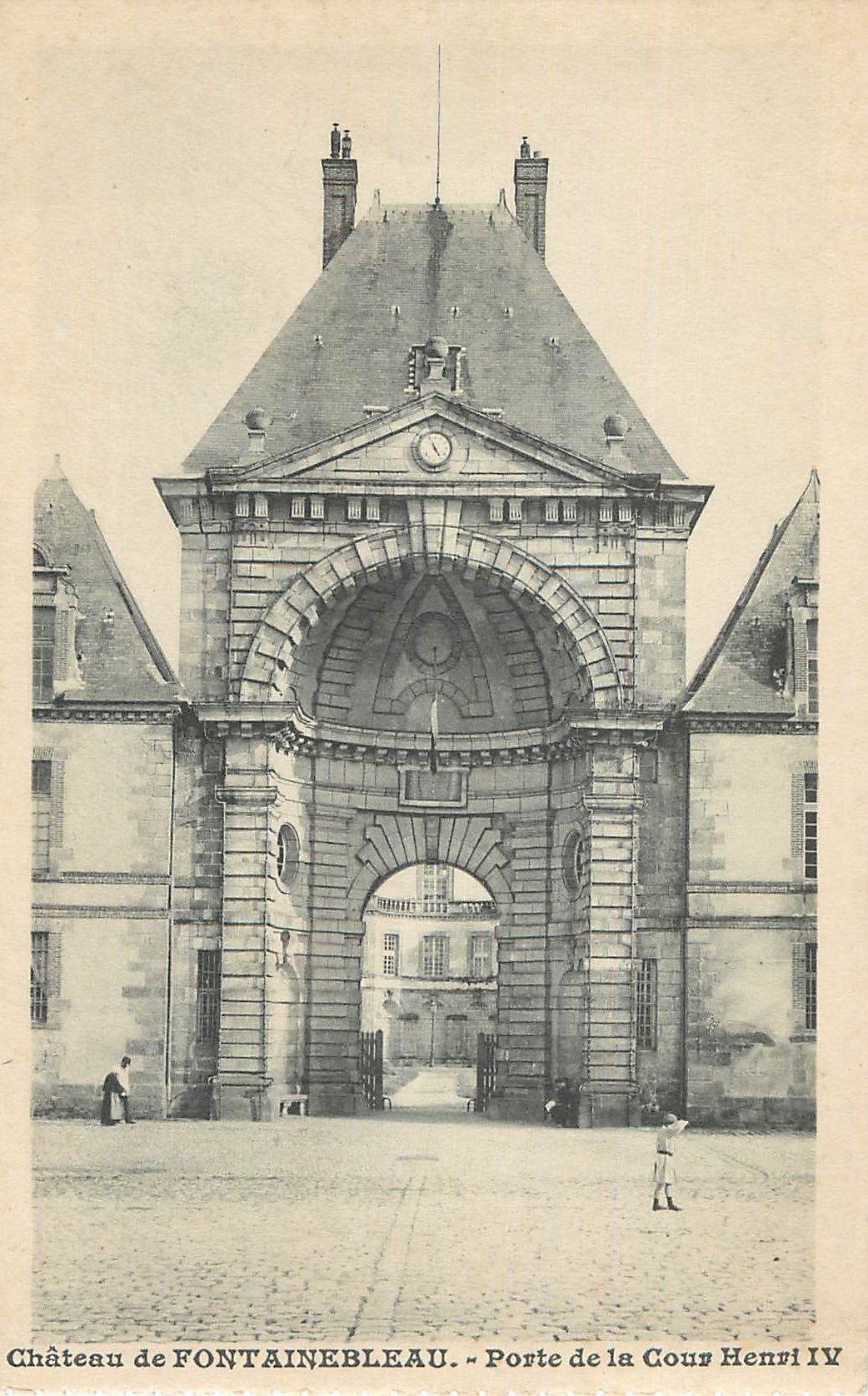 Schloss FONTAINEBLEAU — Tor zur Cour Henri IV — Verlag: Imprimerie de la Poste
