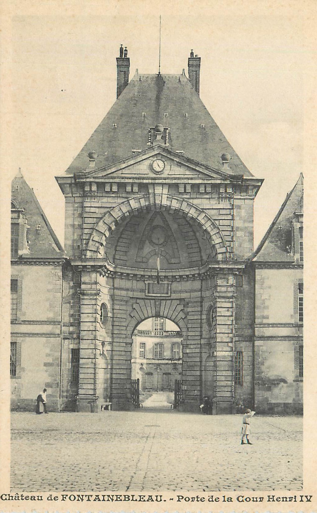 Château de FONTAINEBLEAU — Porte de la Cour Henri IV
