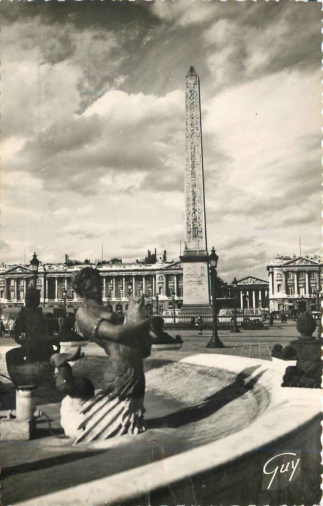 CPM Paris et ses Merveilles la Place de la Concorde au Centre l'Obelisque de louqsor