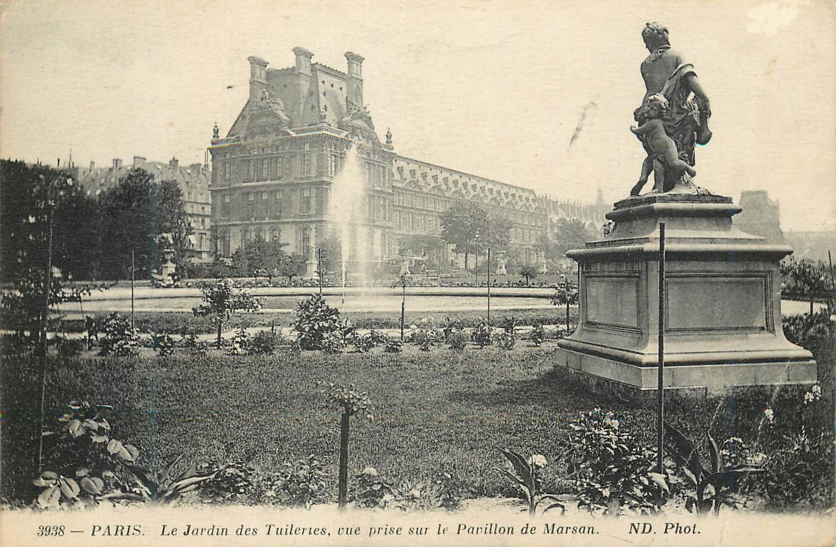 CPA Paris le Jardin des Tuileries vue prise sur le Pavillon de Marsan
