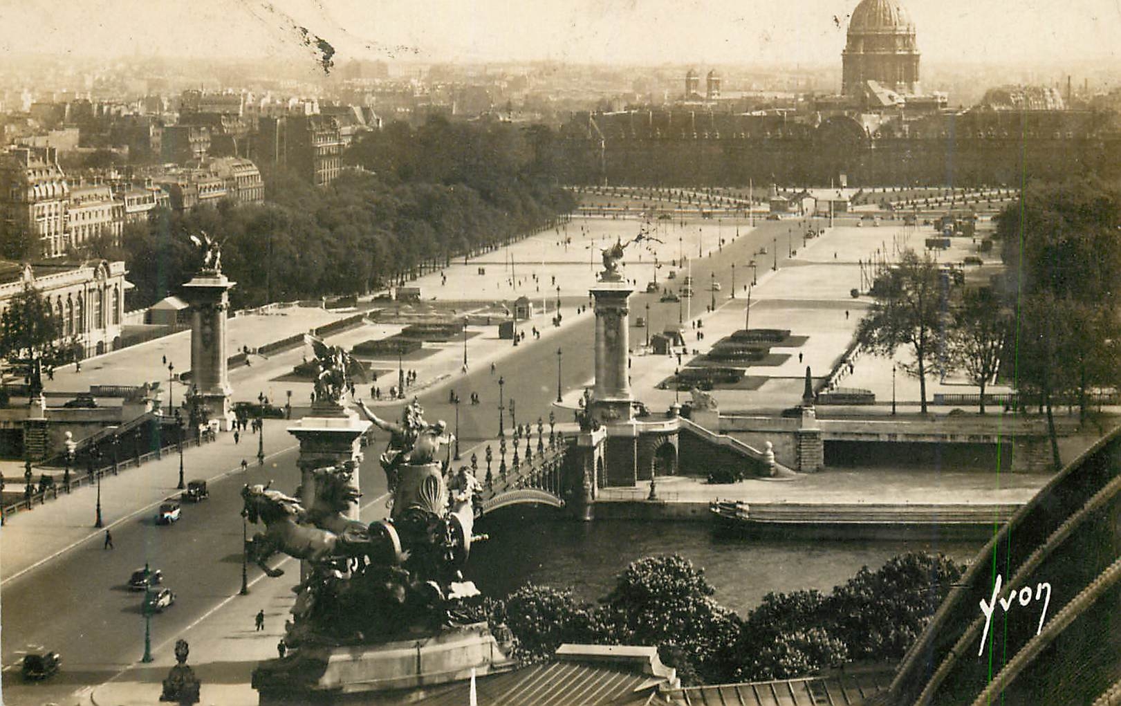 CPM Pont Alexandre III Esplanade et Hotel des Invalides