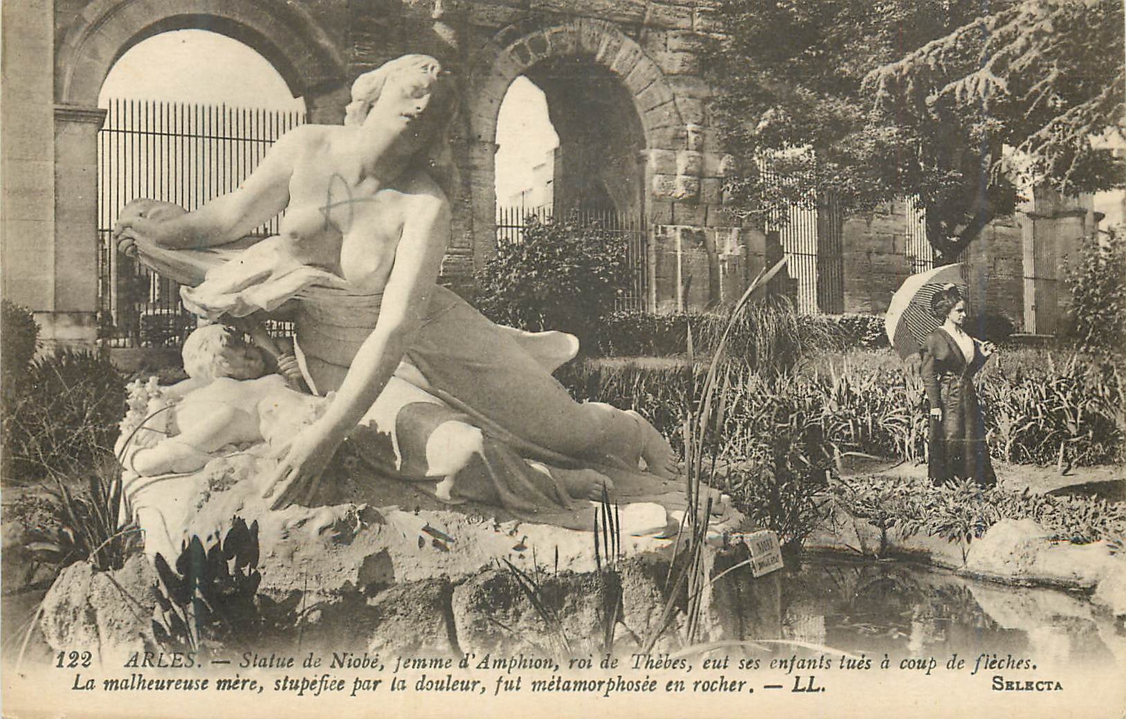 CPA Arles Statue de Niobe Femme d'Amphion Roi de Thebes eut ses Enfants tues a Coup de Fleches