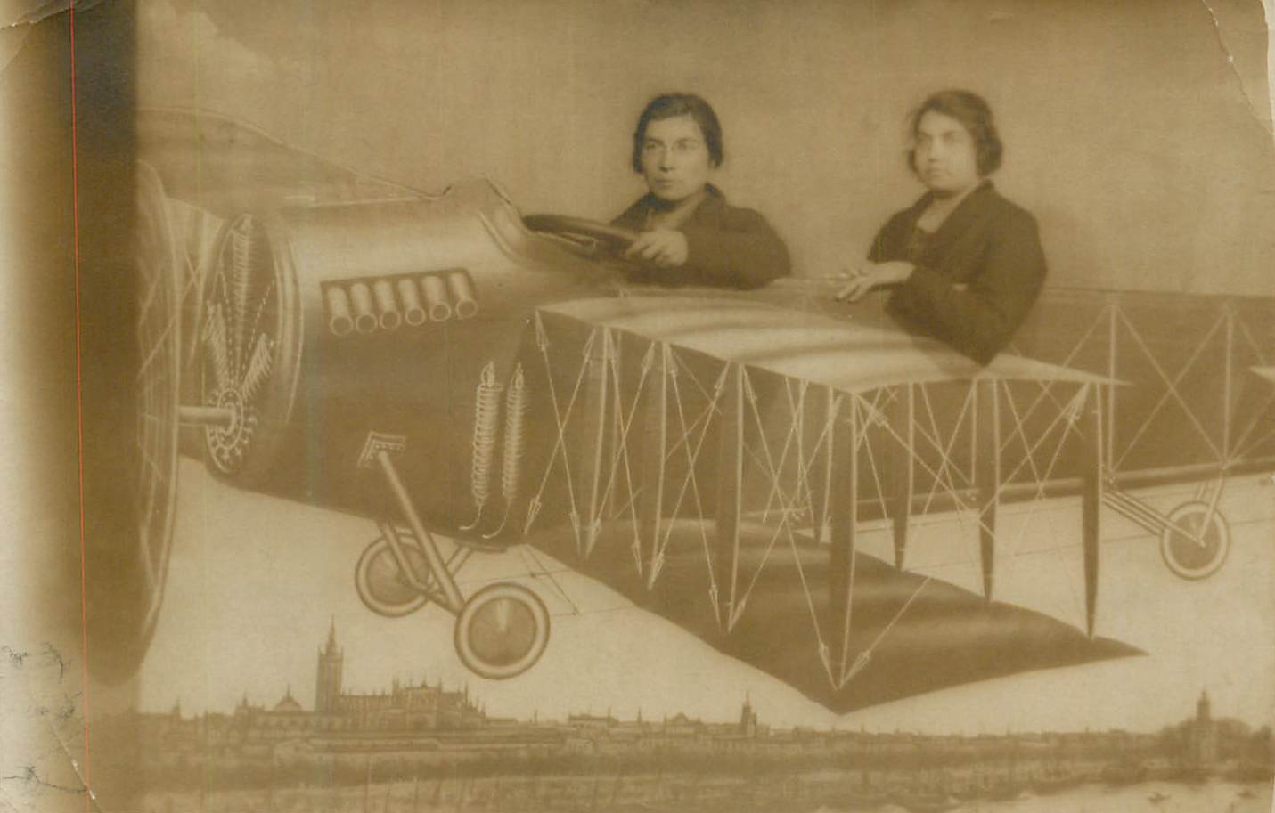 Deux femmes dans un avion — vue de ville en arrière-plan — Carte postale fabriquée en Angleterre