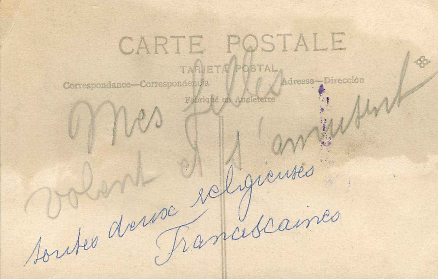 Deux femmes dans un avion — vue de ville en arrière-plan — Carte postale fabriquée en Angleterre — Verso