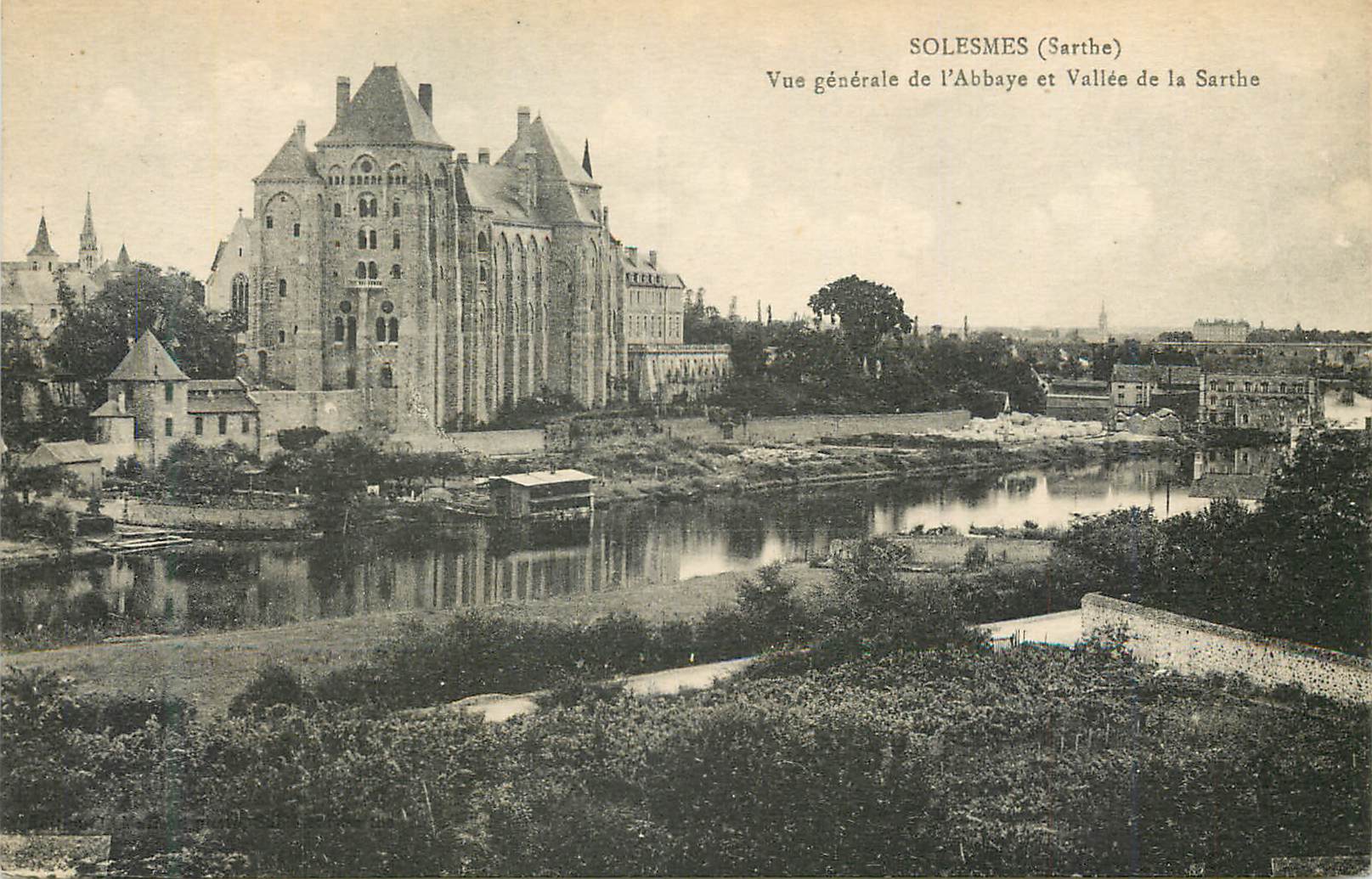 CPA Solesmes (Sarthe) vue Generale de l'Abbaye et Vallee de la Sarthe