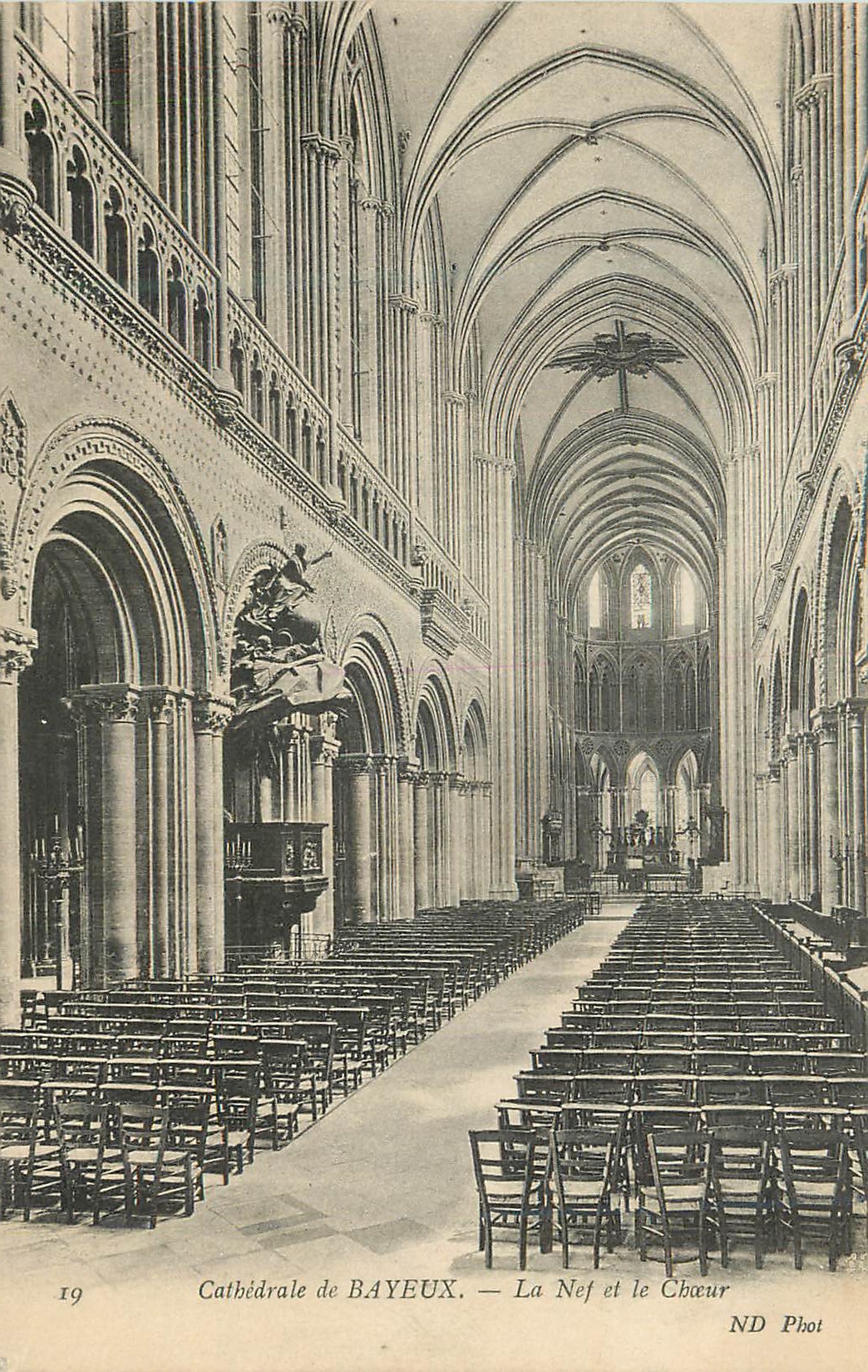 CPA Cathedrale de Bayeux la Nef et le Choeur