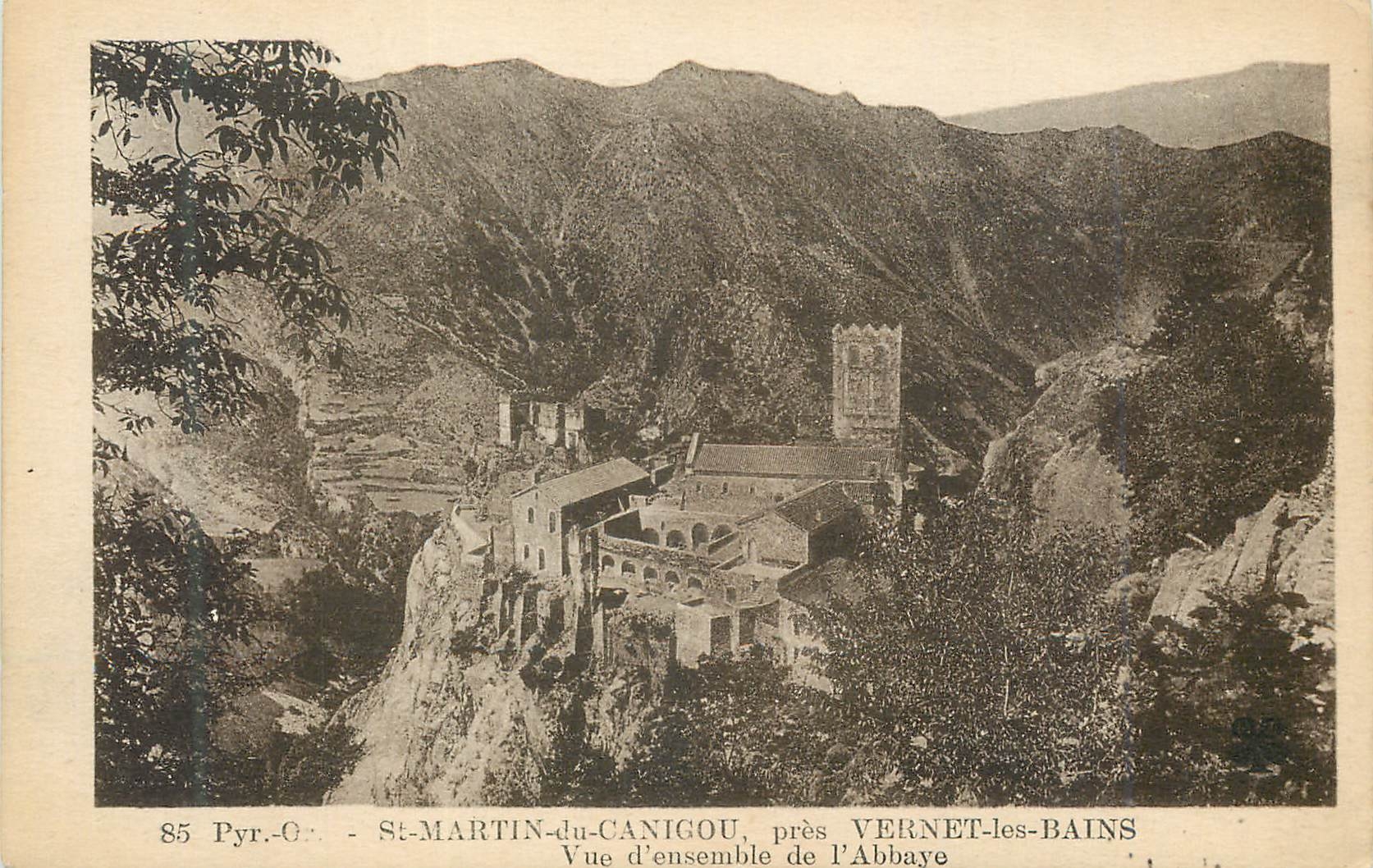 CPA St Martin du Canigou pres Vernet les Bains vue d'ensemble de l'Abbaye