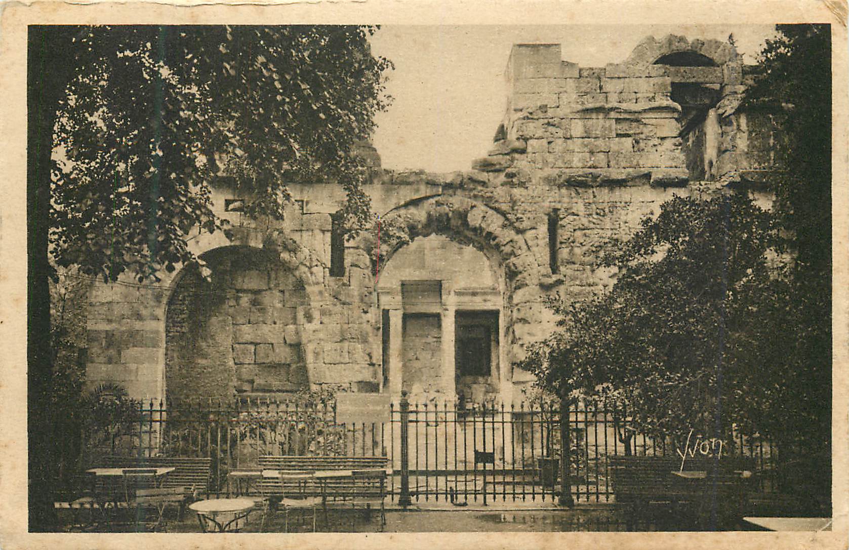 Nîmes (Gard) — Jardin de la Fontaine, Le Temple de Diane — Éditions YVON