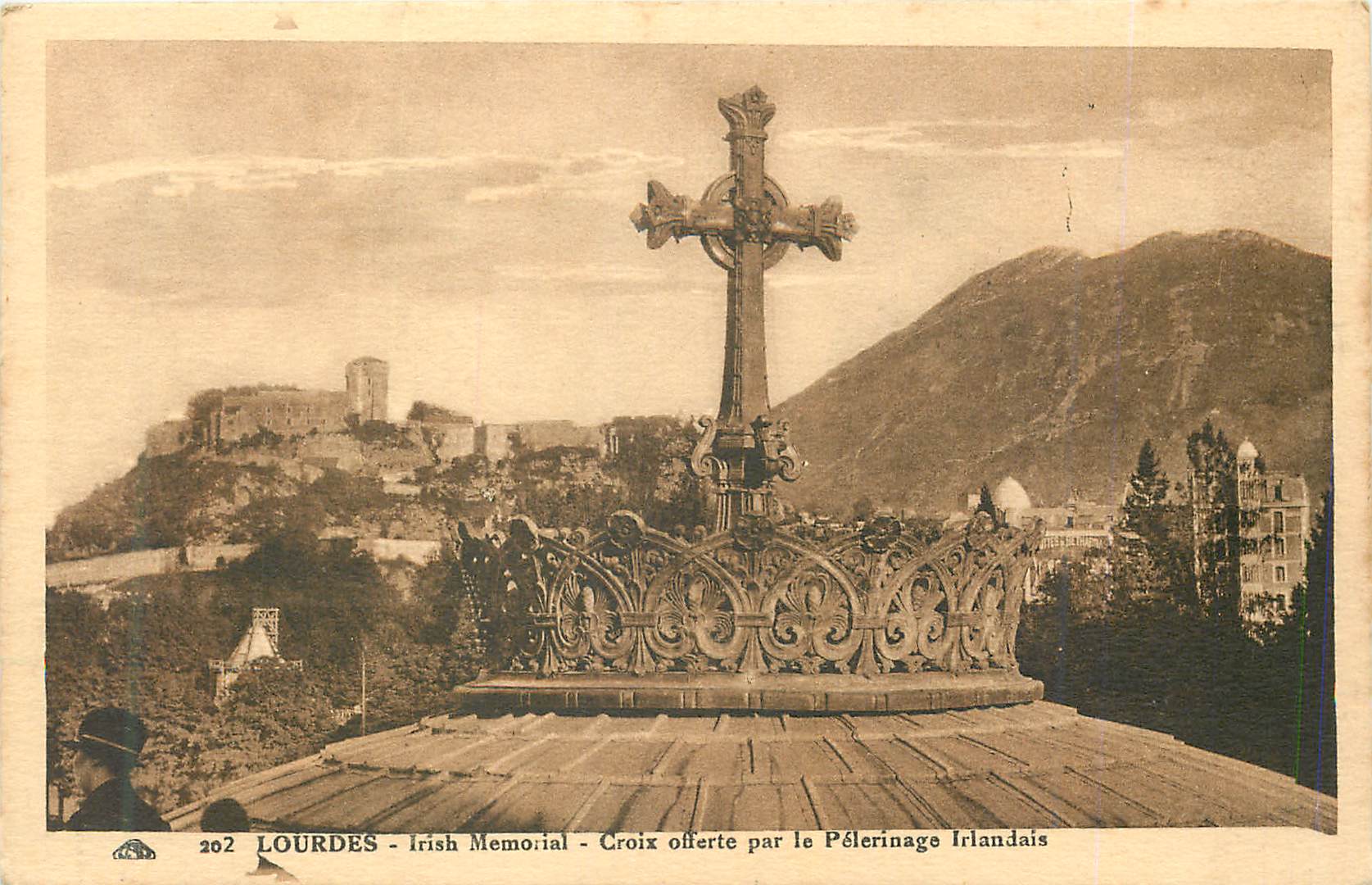 CPA Lourdes Irish Memorial Croix Offerte par le Pelerinage Irlandais