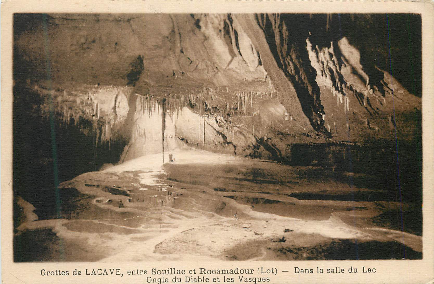 Grottes de LACAVE, entre Souillac et Rocamadour (Lot) — Dans la salle du Lac du Diable et les Vasques