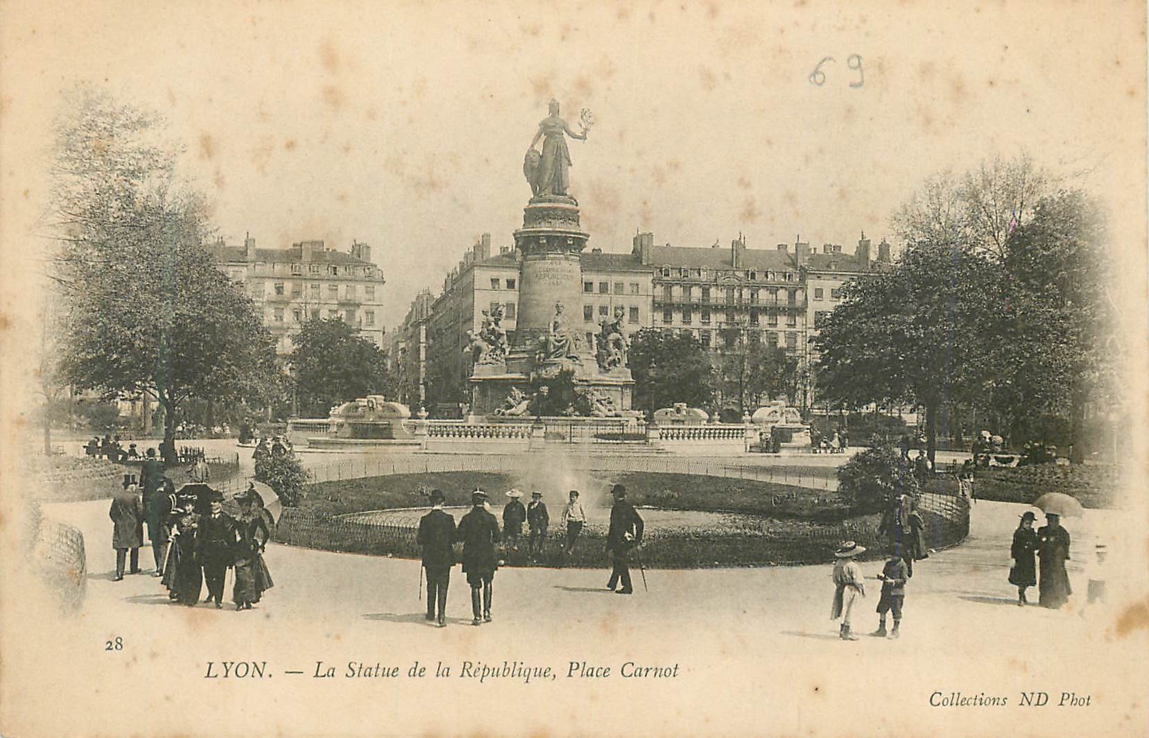 CPA Lyon la Statue de la Republique Place Carnot