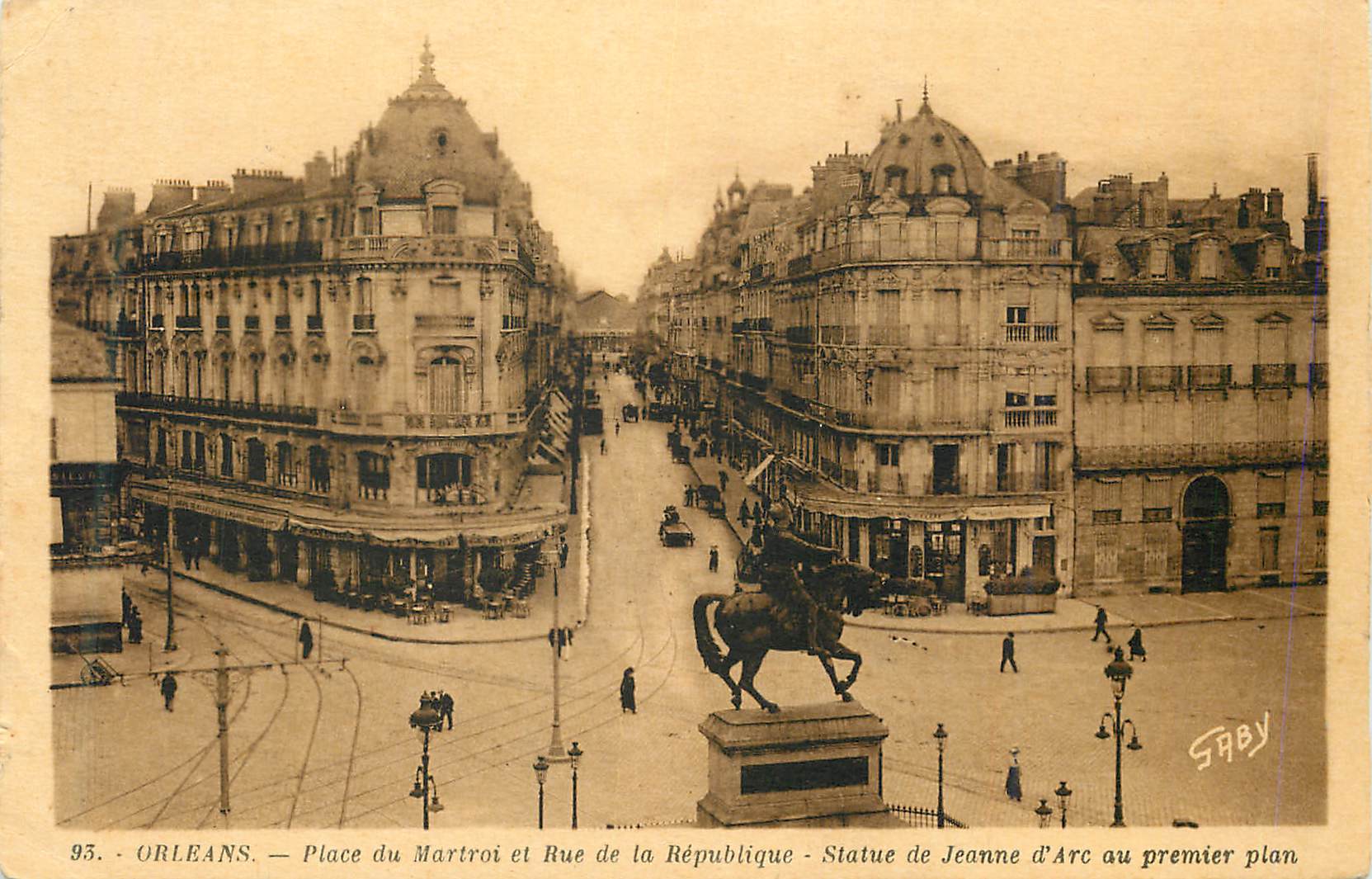 CPA Orleans Place du Martroi et Rue de la Republique Statue de Jeanne d'Arc au Premier Plan