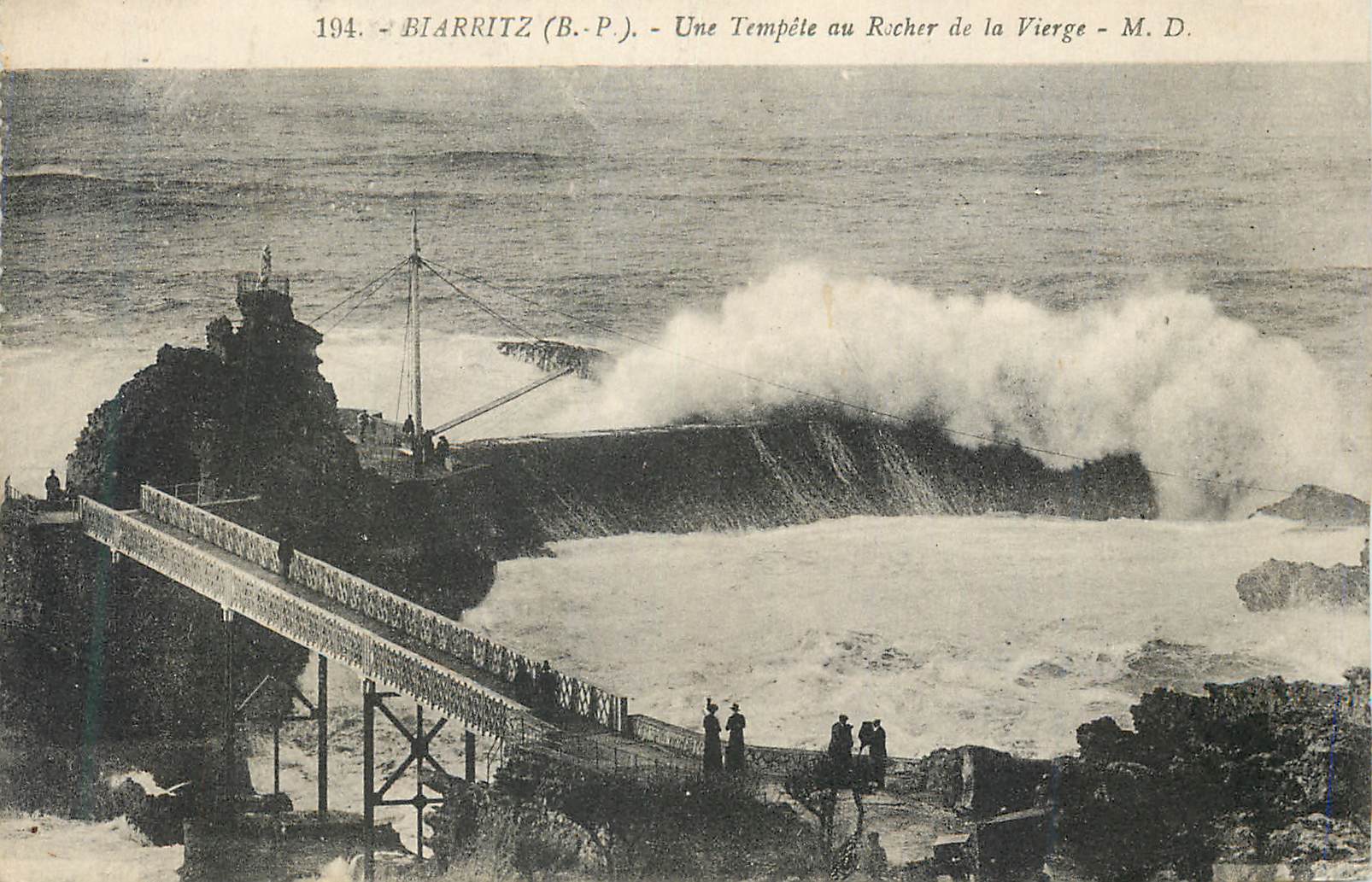 CPA Biarritz (B P) une Tempete au Rocher de la Vierge