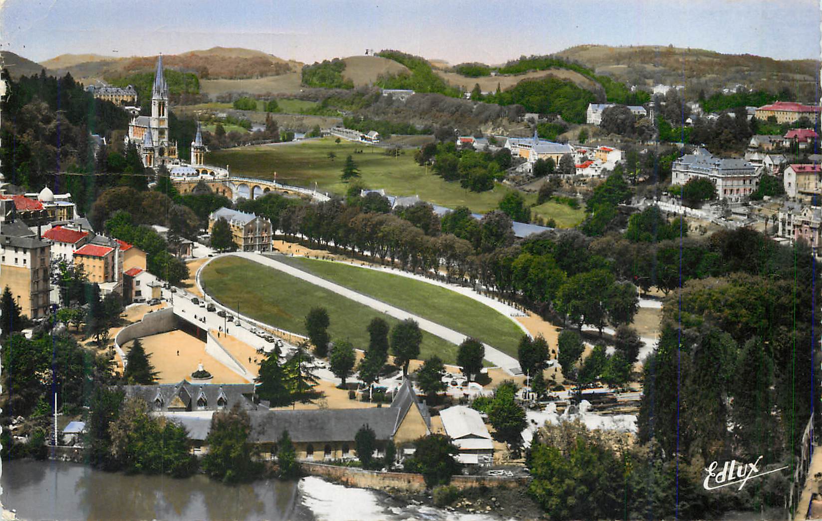 CPM Lourdes La Basilique Souterraine St Pie X Recouverte de Gazon A Gauche de l'Entree de la Basilique st Pie X