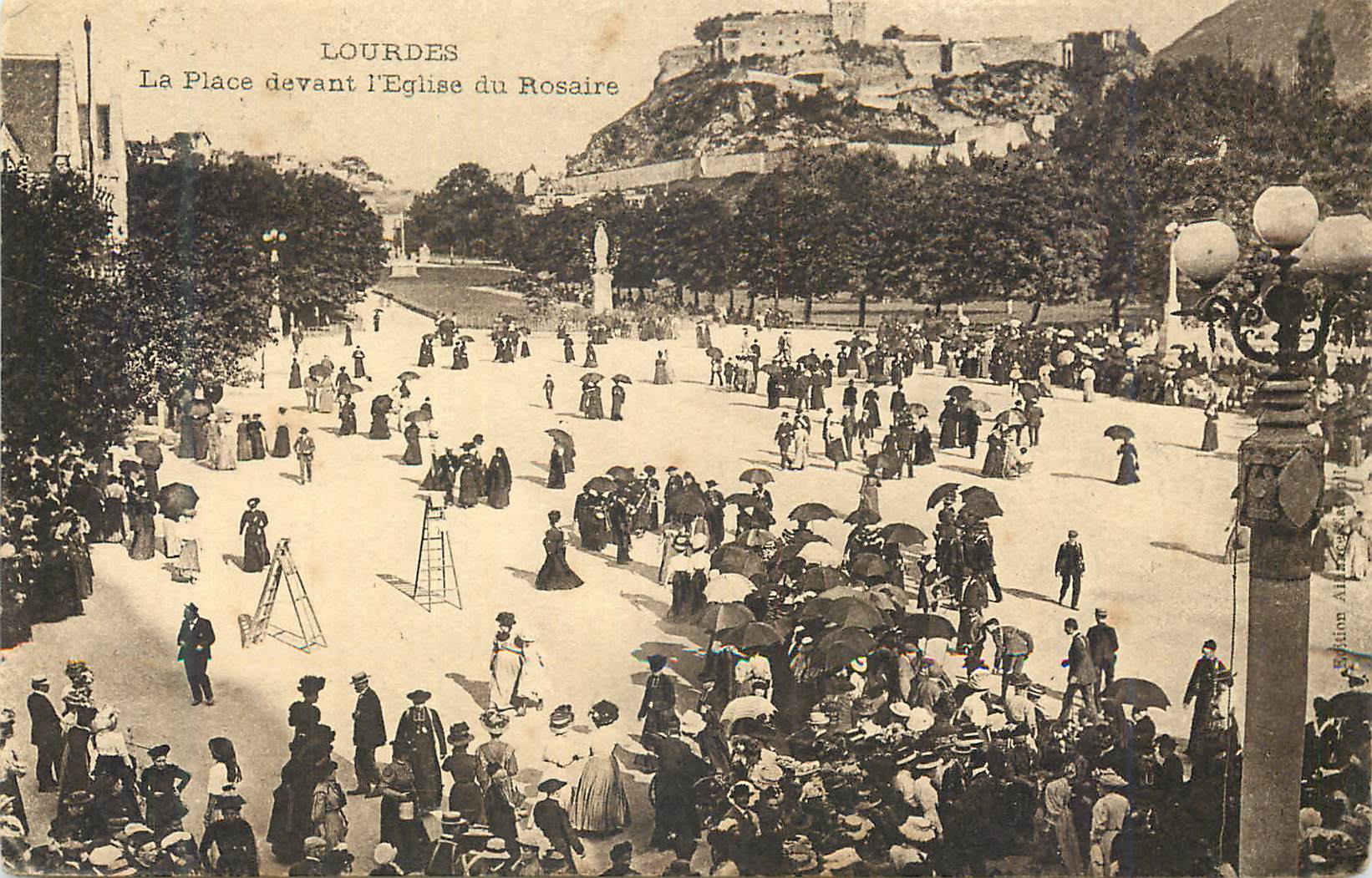 CPA Lourdes La Place Devant L'Eglise du Rosaire