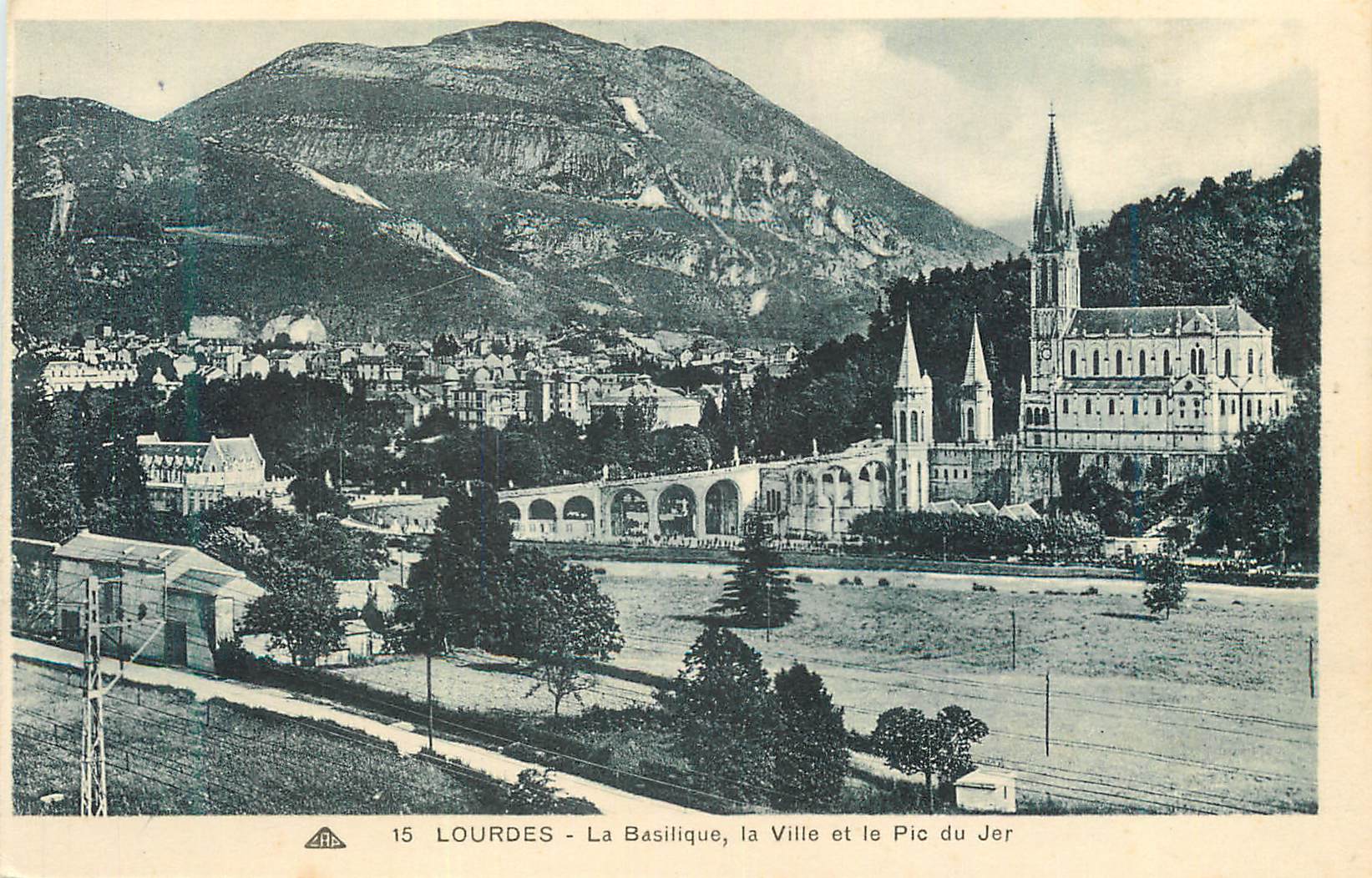 CPA Lourdes La Basilique La Ville et le Pic du Jer