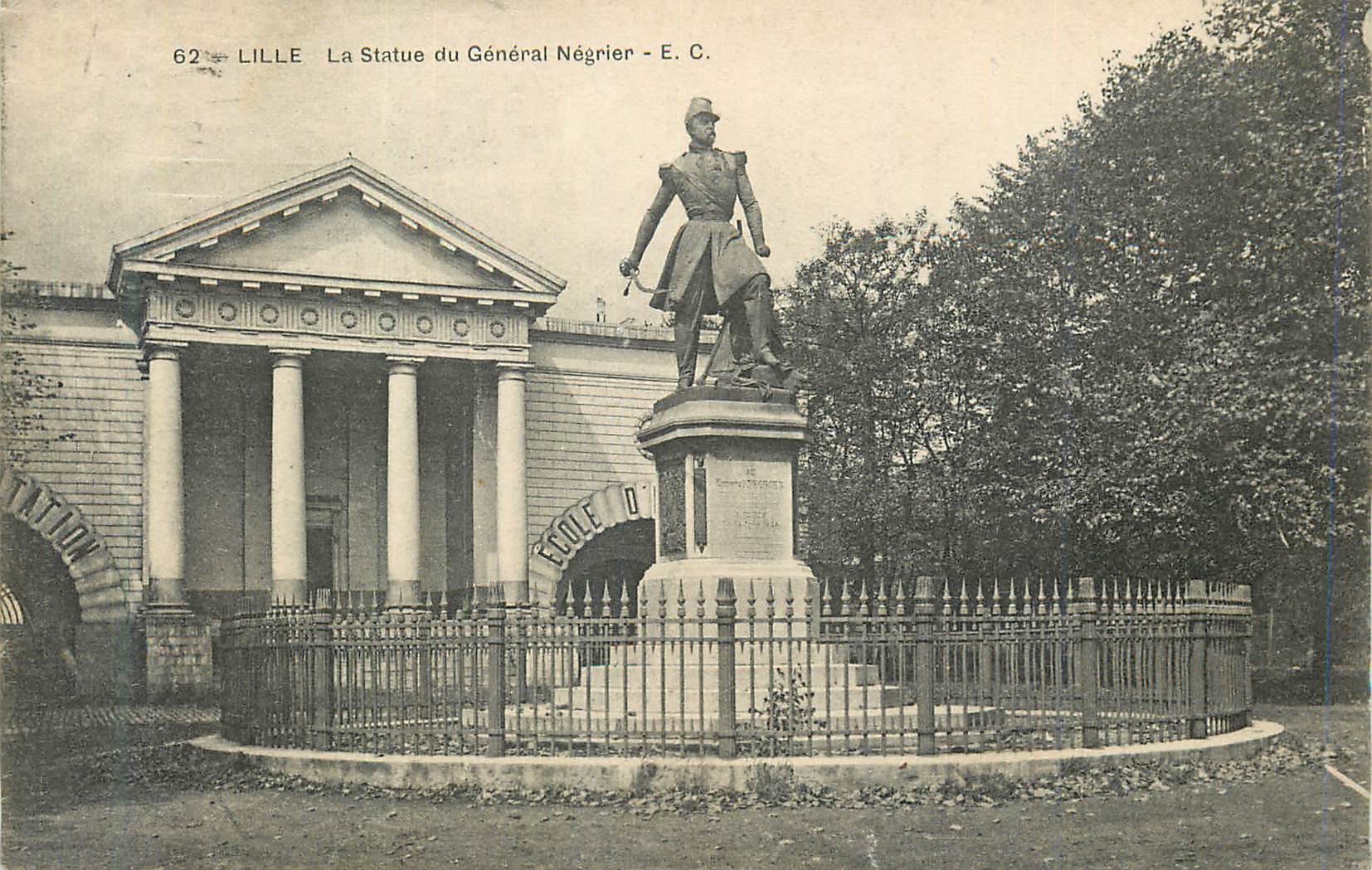 CPA Lille La Statue du General Negrier E C