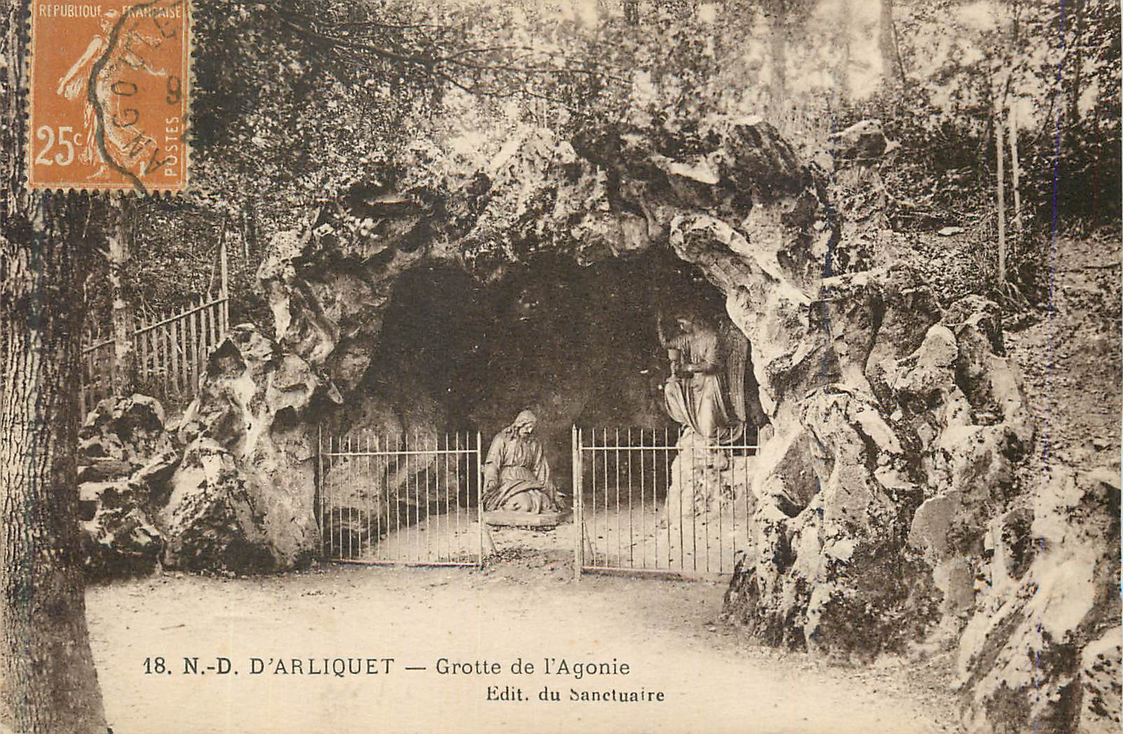 CPA N D d'Arliquet Grotte de l'Agonie Edit Sanctuaire