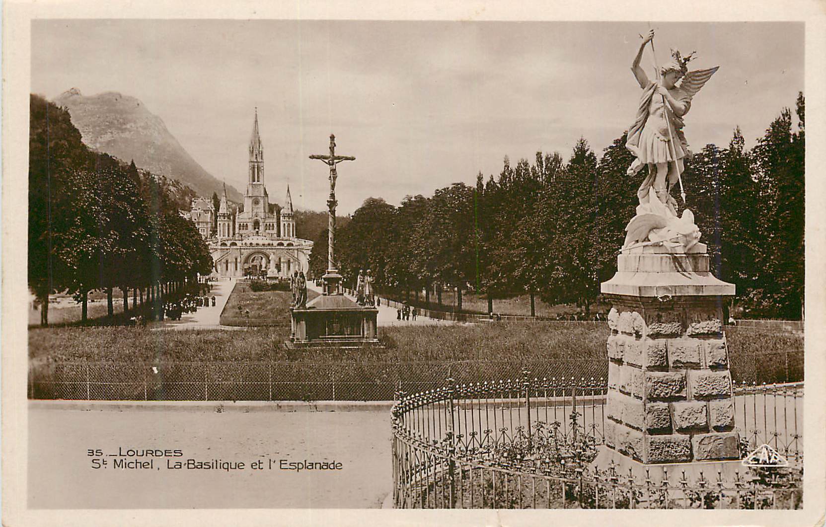 CPA Lourdes St Michel La Basilique et l'Esplanade