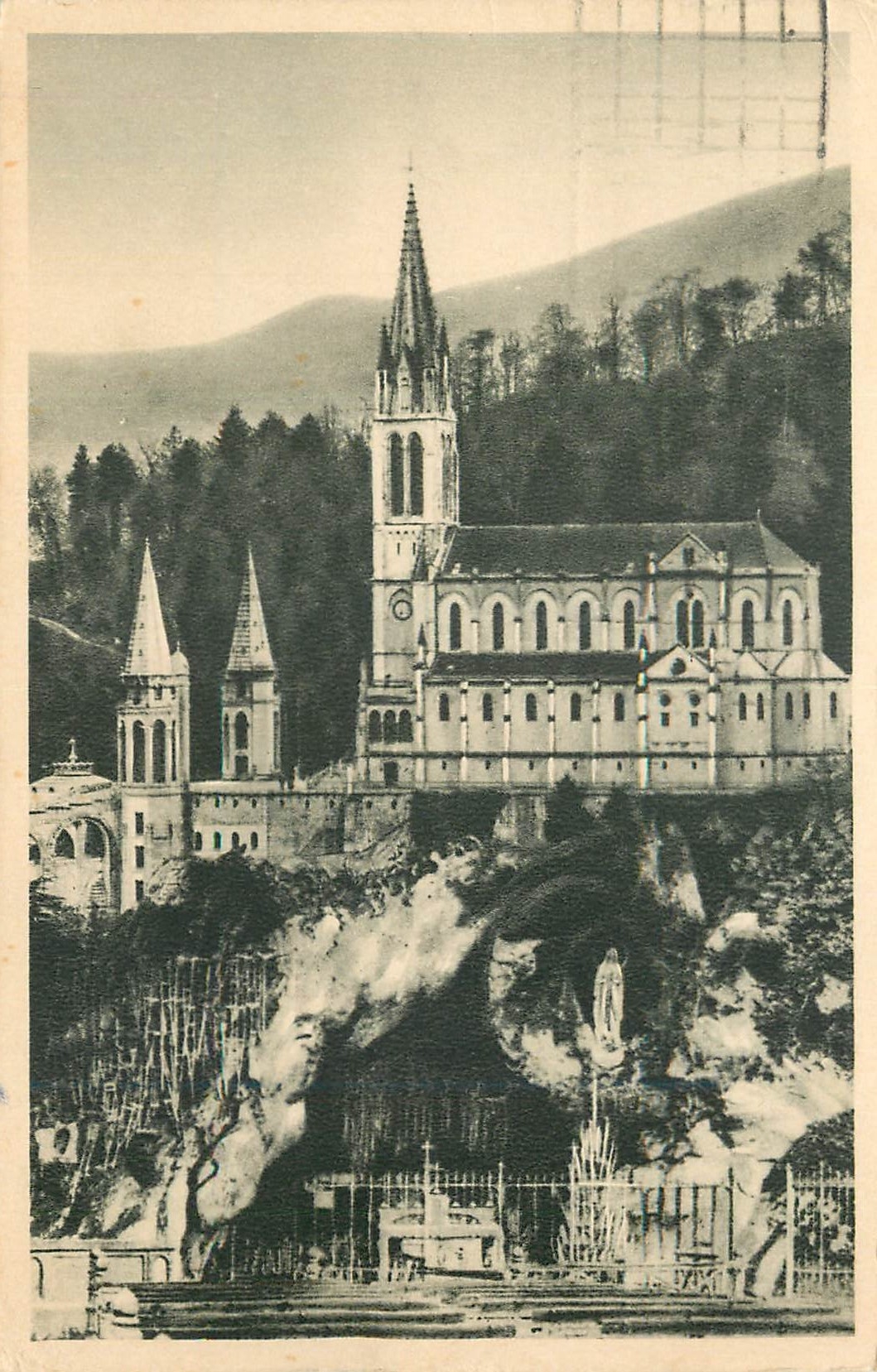 CPA Lourdes La Grotte et la Basilique P D