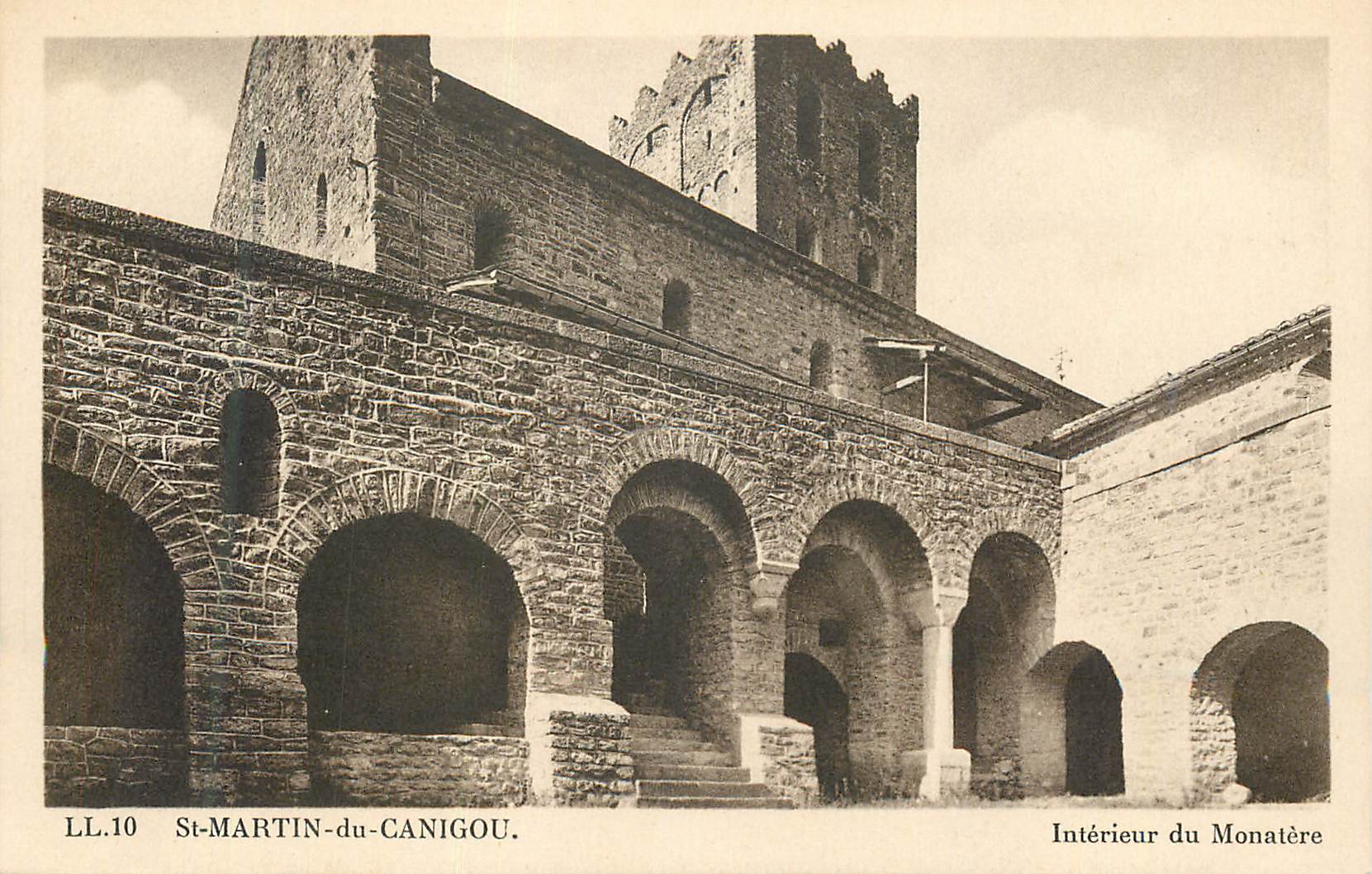 CPA St Martin du Canigou Interieur du Monatere