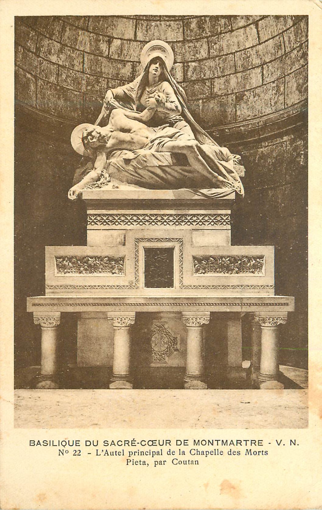 CPA Basilique du Sacre Coeur de Montmartre l'Autel principal de la Chapelle des Morts Pieta par Coutan