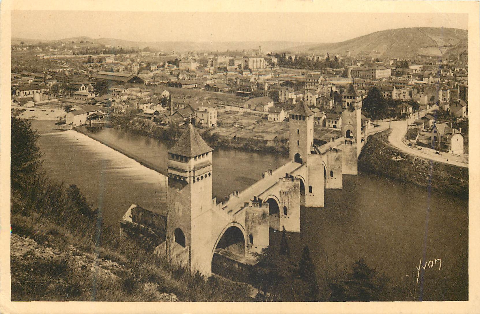 CPA la Douce France Cahors le Pont Valentre (XVe siecle) et la Ville