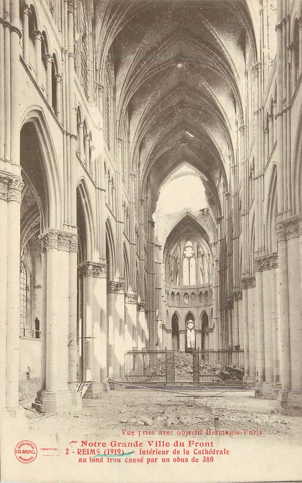 CPA Notre Grande Ville du Front Reims (1919) Interieur de la Cathedrale au Fond Trou Cause par un Obus de 380