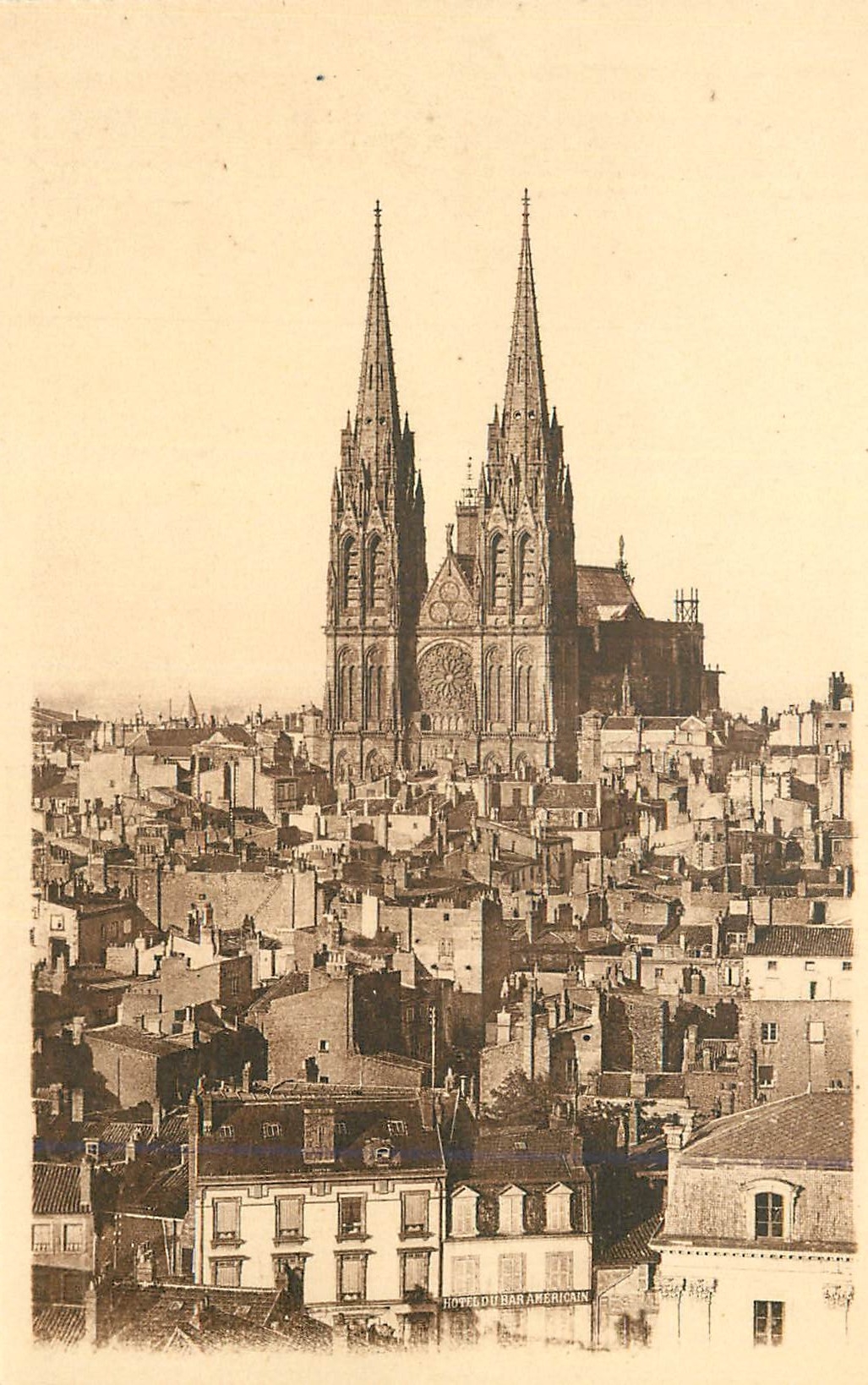 CPA Clermont Ferrand la Cathedrale Vue de l'Eglise Saint Pierre