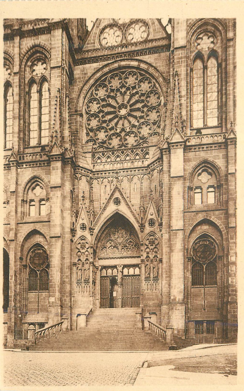 CPA Clermont Ferrand la Cathedrale La Cathedrale Portail Occidental