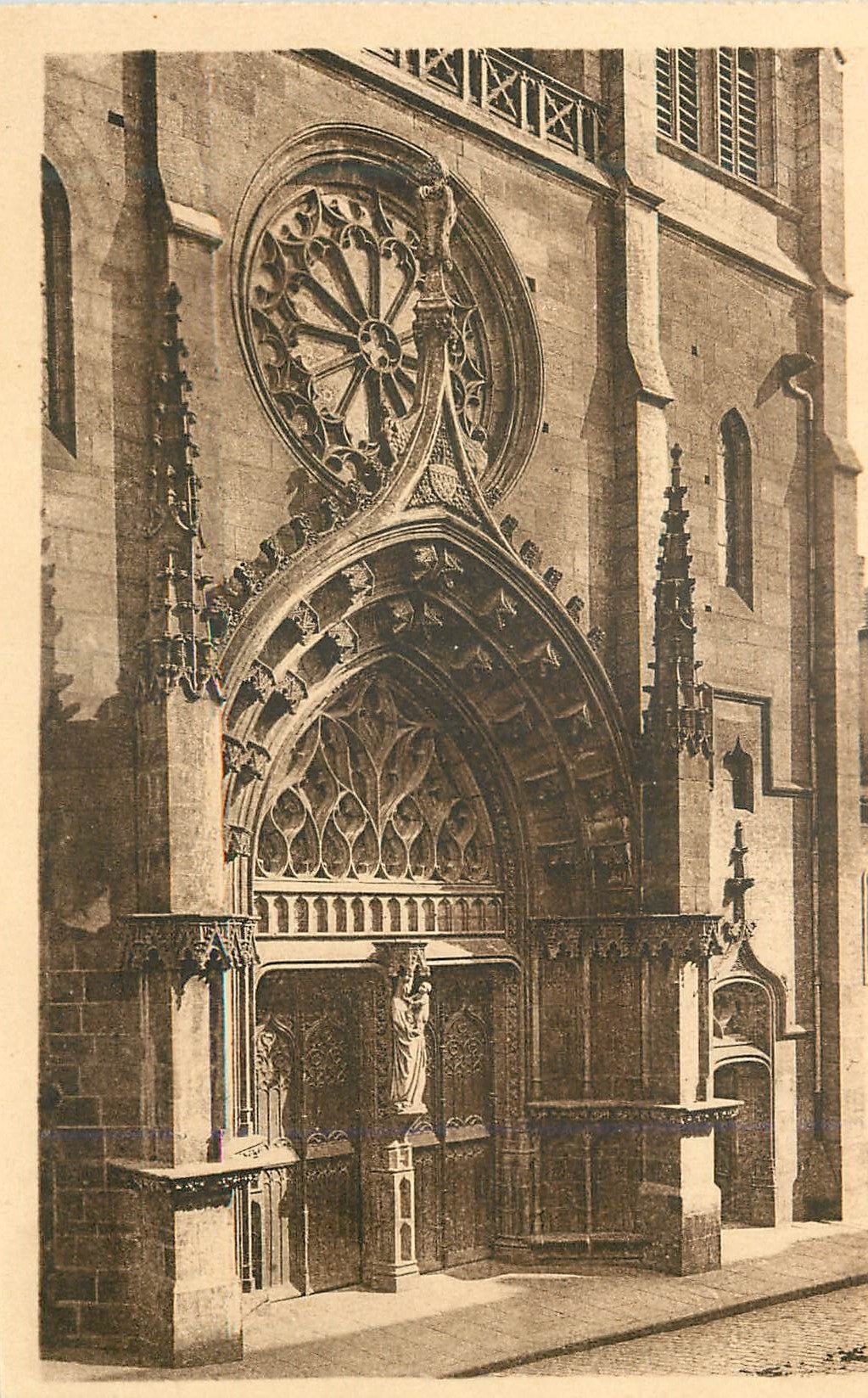 CPA Riom L'Eglise du Marturet Portail