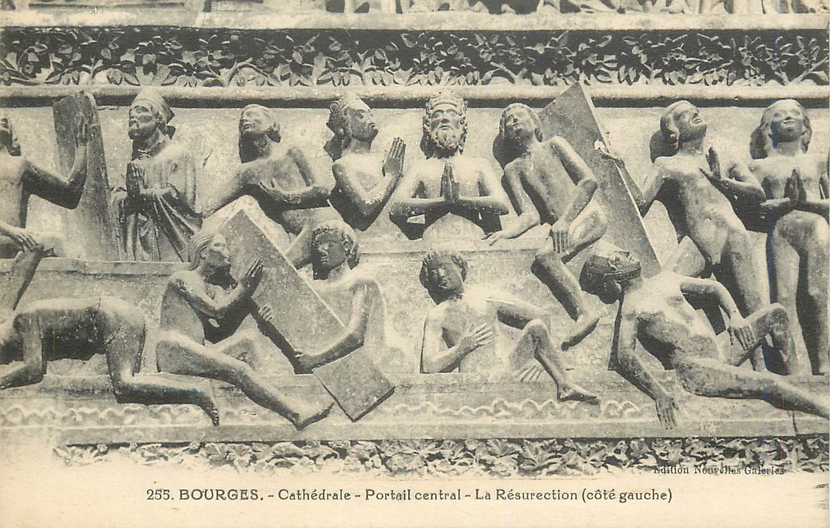 CPA Bourges Cathedrale Portail Central La Resurection (Cote Gauche)