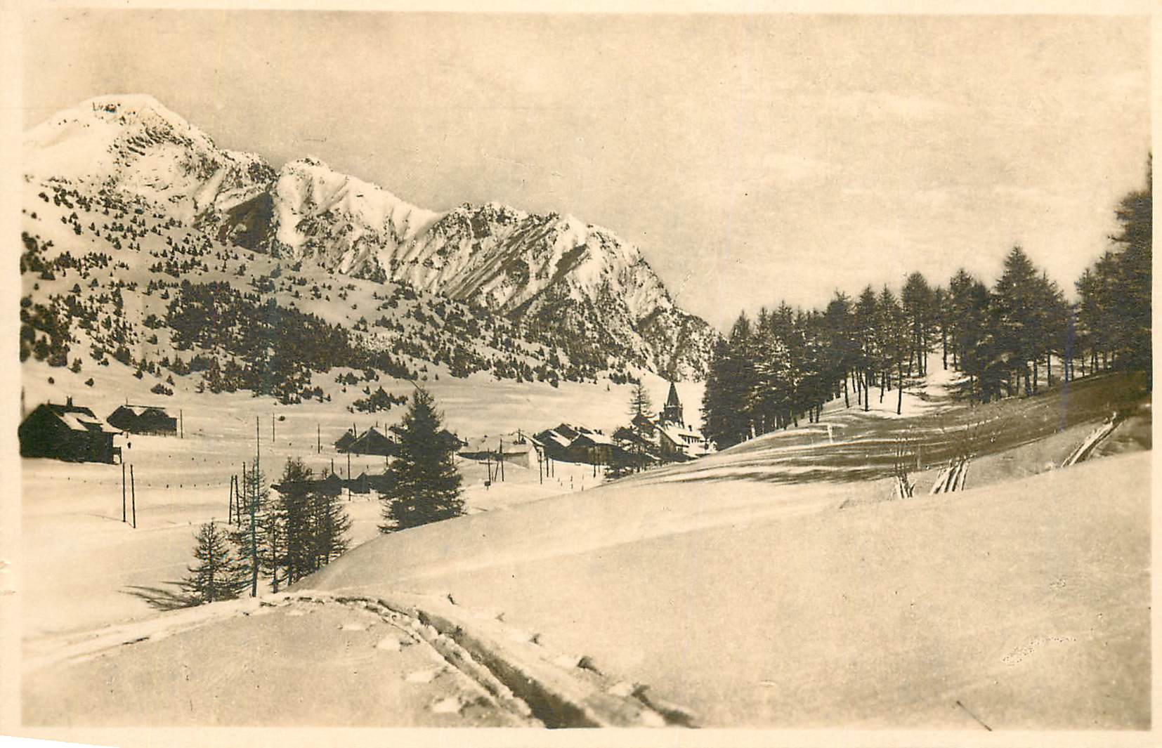 CPA Mont Genevre L'Hiver (Alt 1860 m) a Gauche Le Chaberton