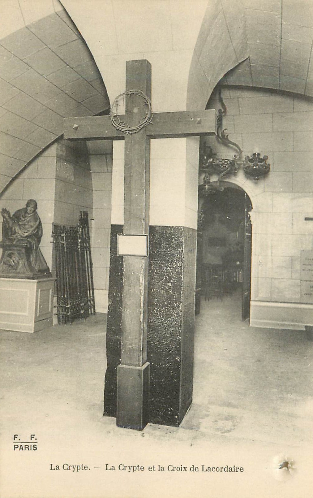 CPA La Crypte et la Croix de Lacordaire Paris