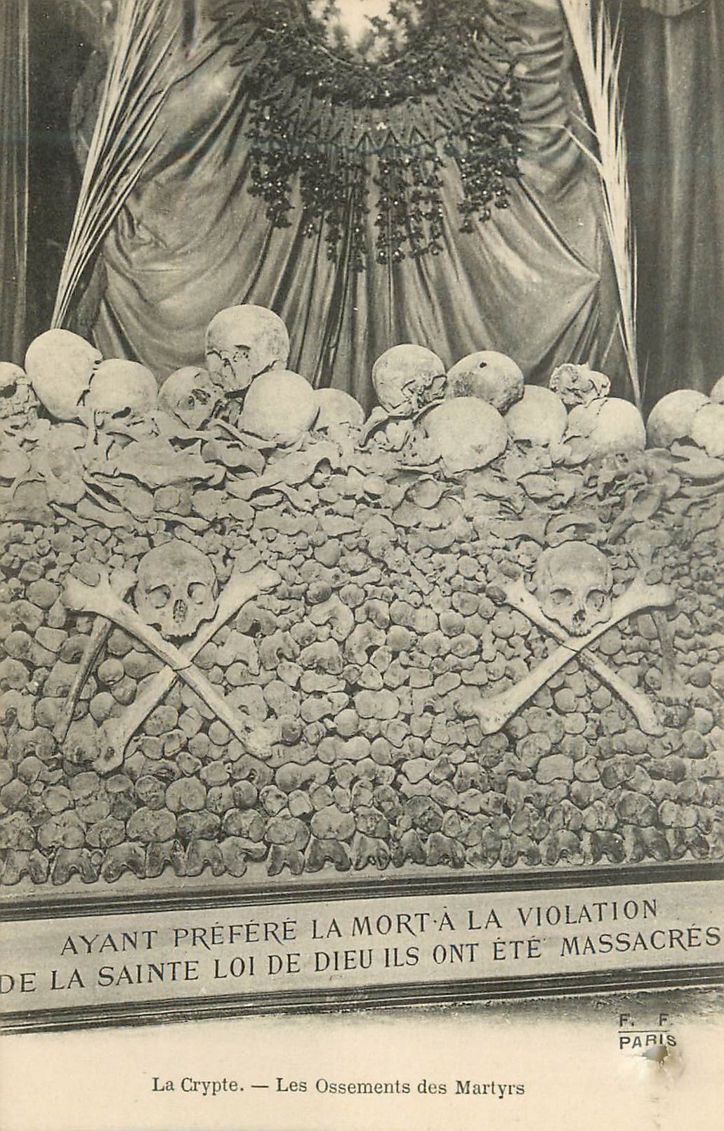 CPA Paris La Crypte Les Ossements des Martyrs