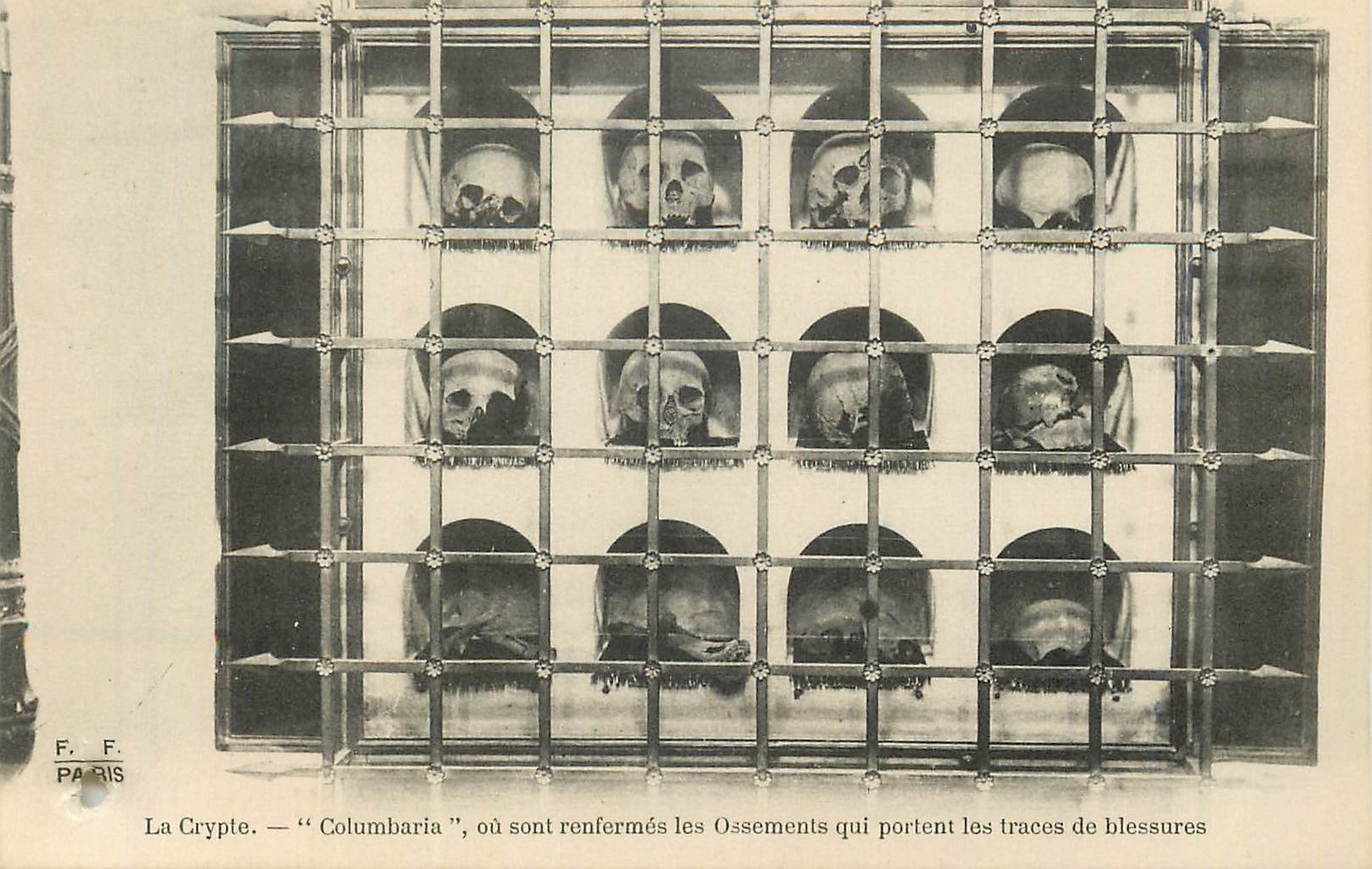 CPA Paris La Crypte Columbaria ou sont Renfermes les Ossements qui Portent les Traces de Blessures