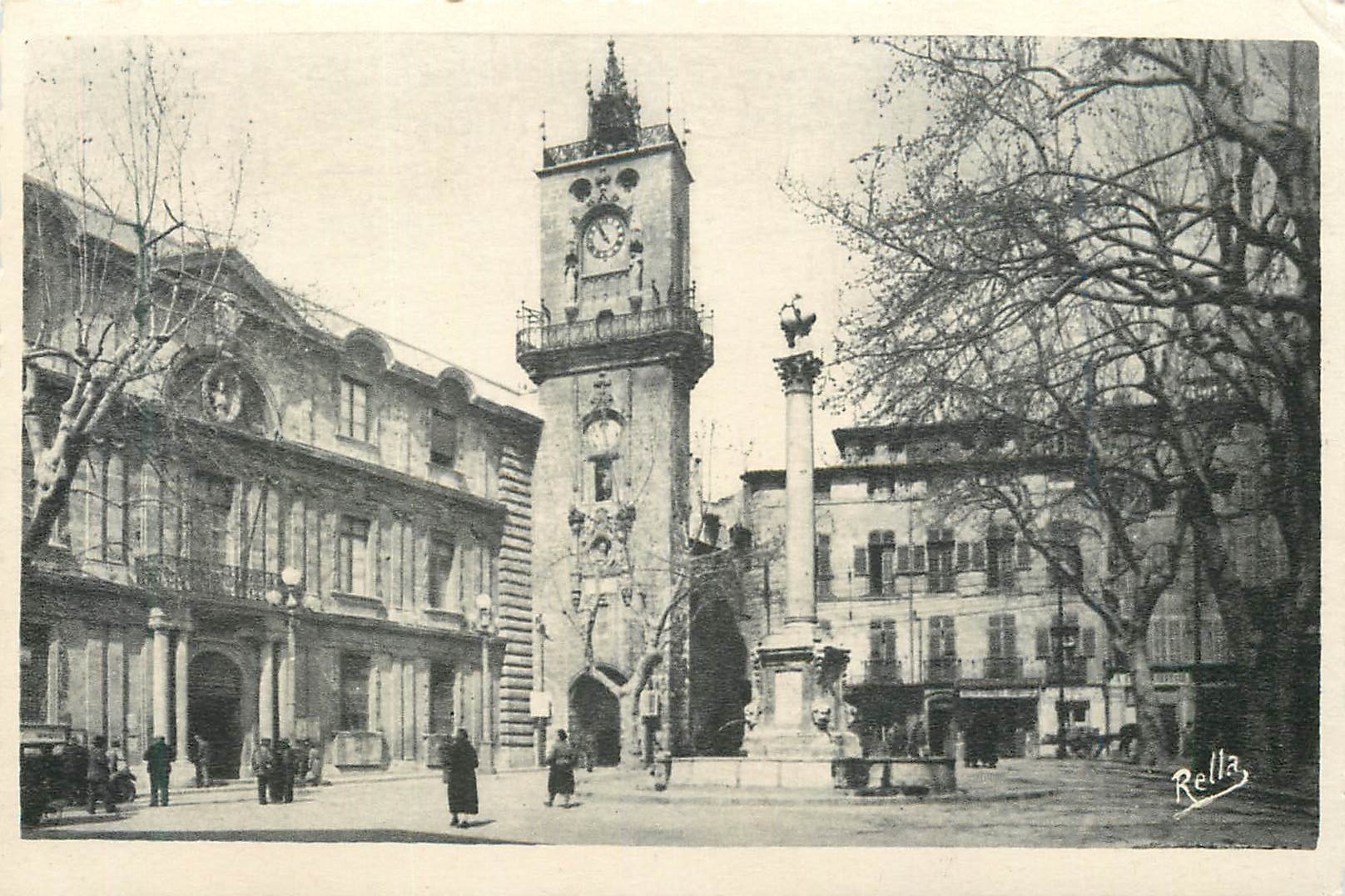 CPM La Provence Aix en Provence La Place de L'Hotel de Ville et le Beffroi (XVIe Siecle)