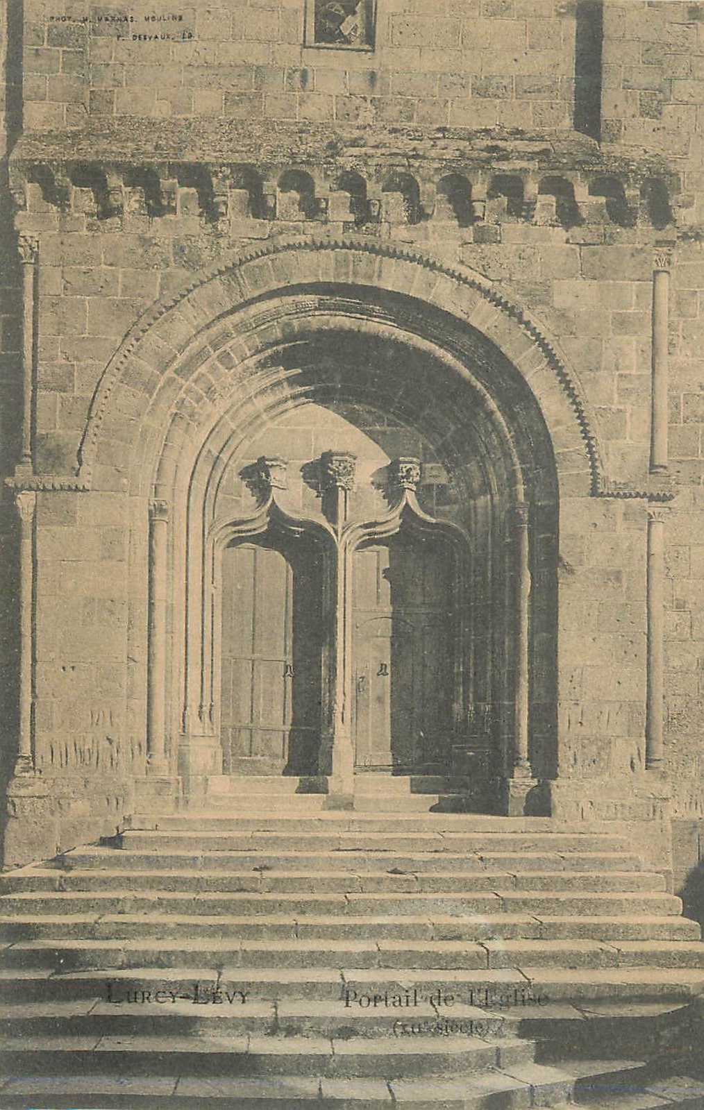 CPA Lurcy Levy Portail de l'eglise