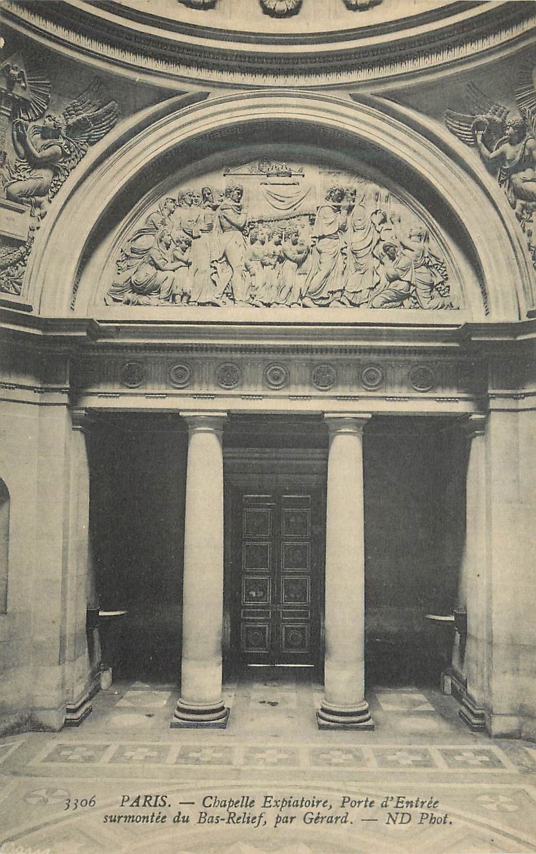 CPA Paris Chapelle Expiatoire Porte d'Entree Surmontee du Bas Relief par Gerard