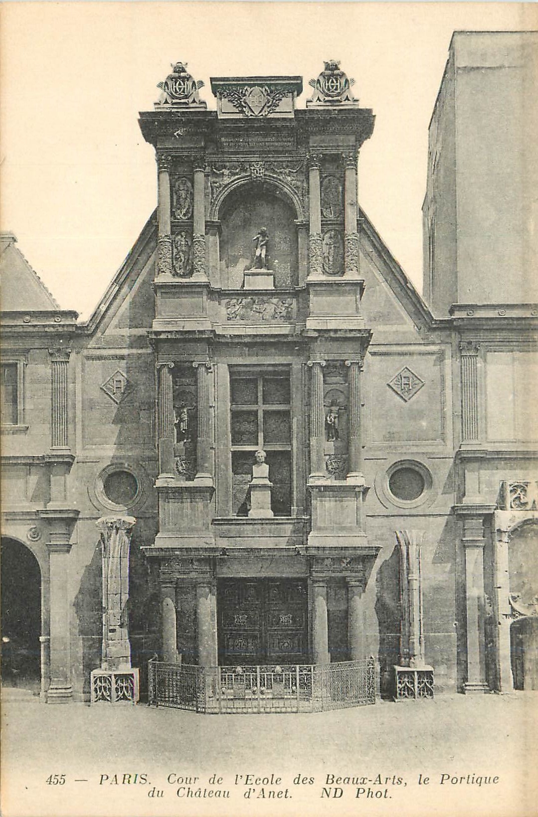 CPA Paris Cour de l'Ecole des Beaux Arts la Portique du Chateau d'Anet
