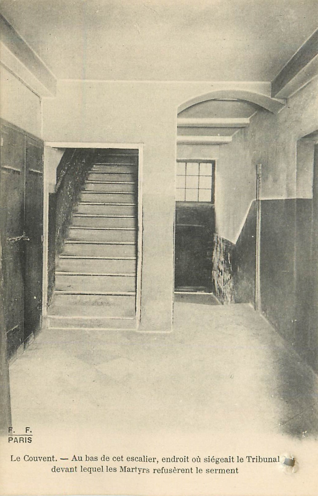 CPA Paris le Couvent au bas de cet Escalier Endroit ou Siegeait le Tribunal