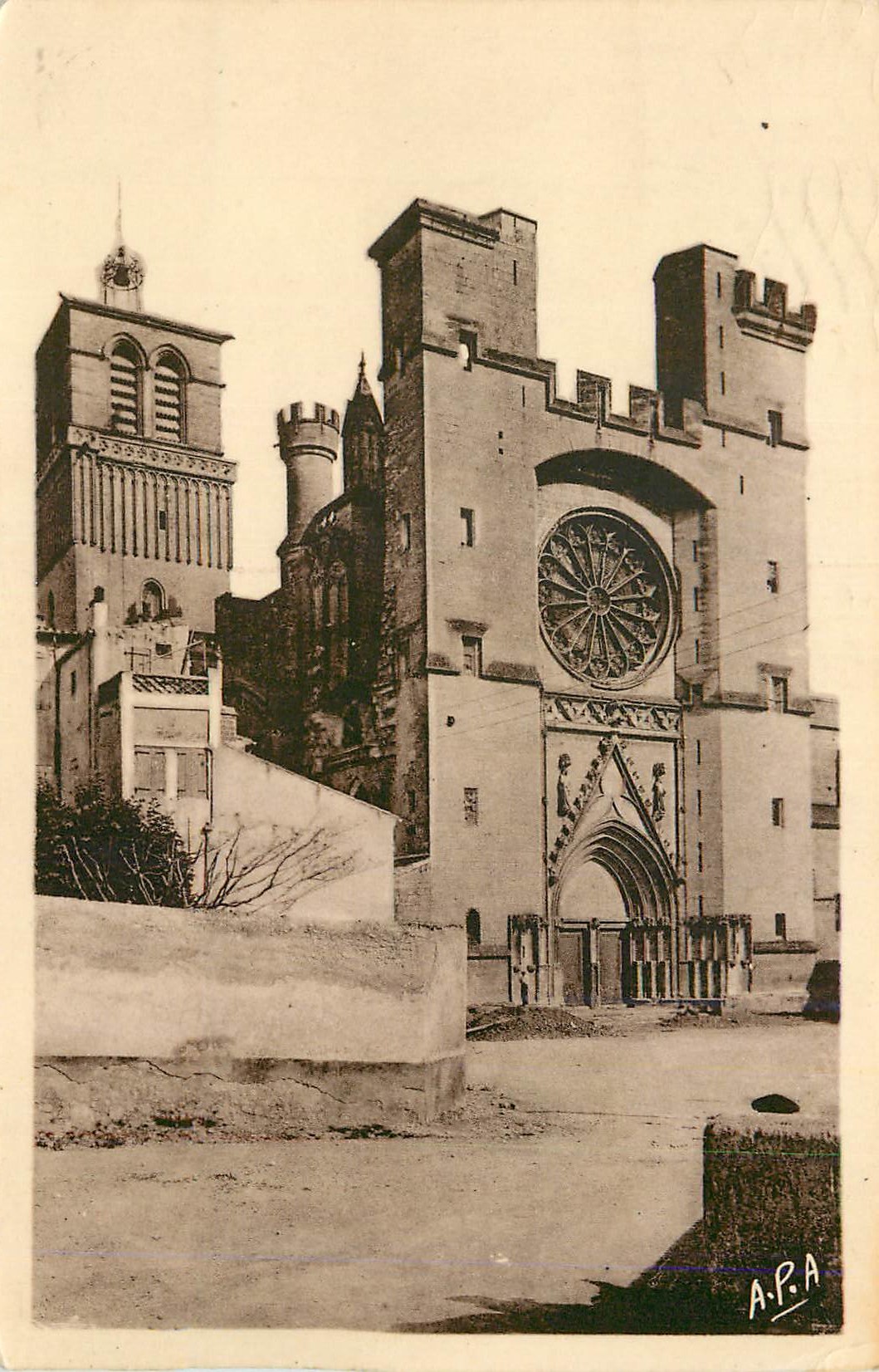 Cathédrale Saint-Nazaire — façade sur le rempart — A.P.A. - Béziers