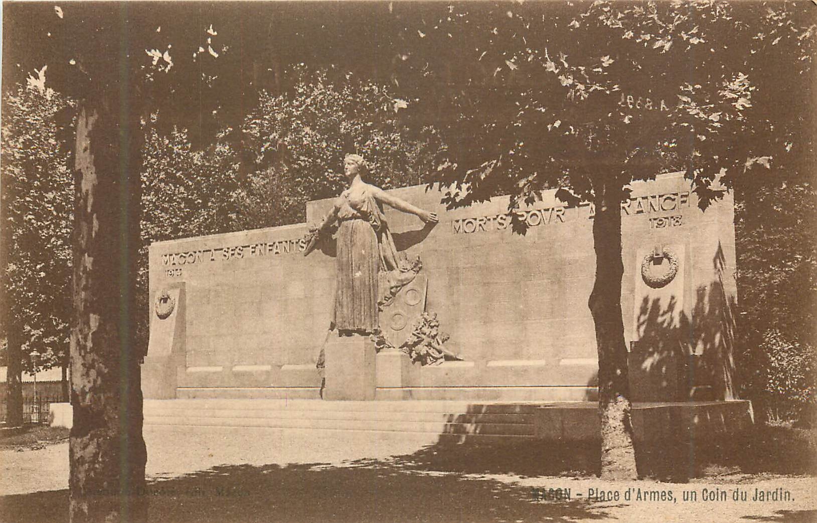 CPA Place d armes un coin du jardin
