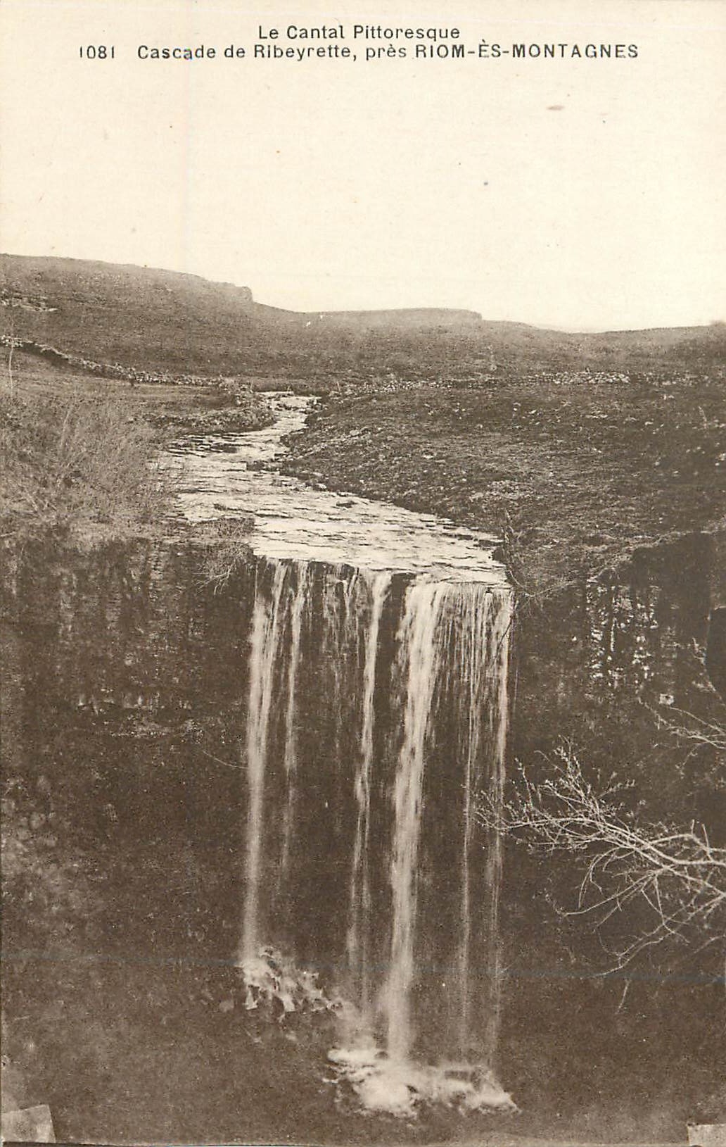 CPA Le cantal pittoresque 1081 cascade de rideyrette pres riom es motagnes