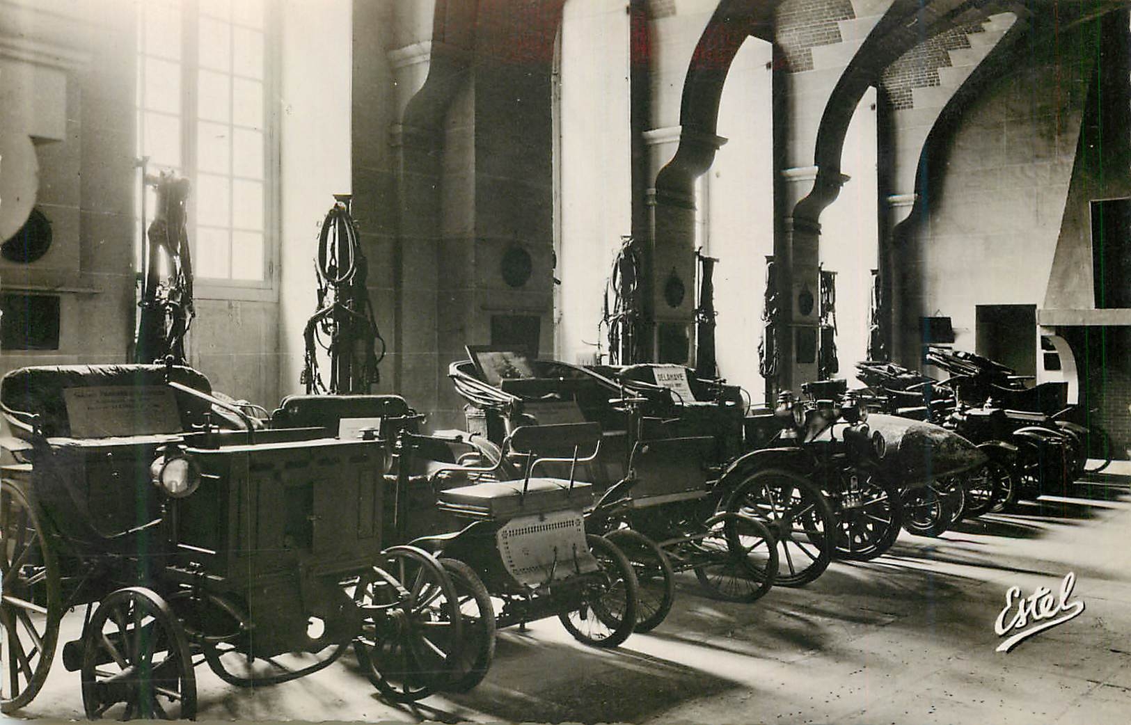 CPM Le chateau de compiegne musee des voitures les premieres automobiles Militaria