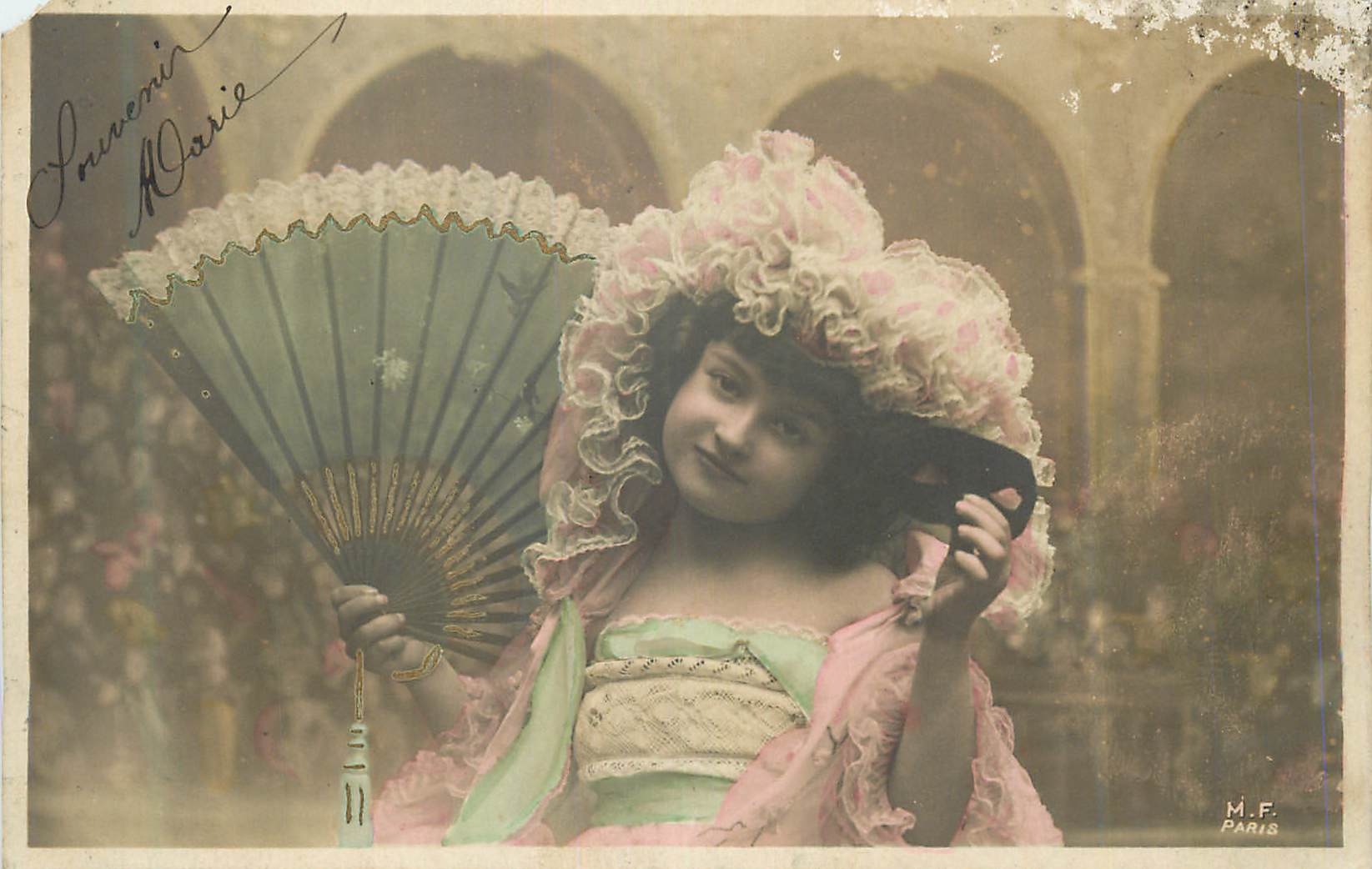 Jeune femme en costume de scène — M.F. PARIS — n° de série non visible