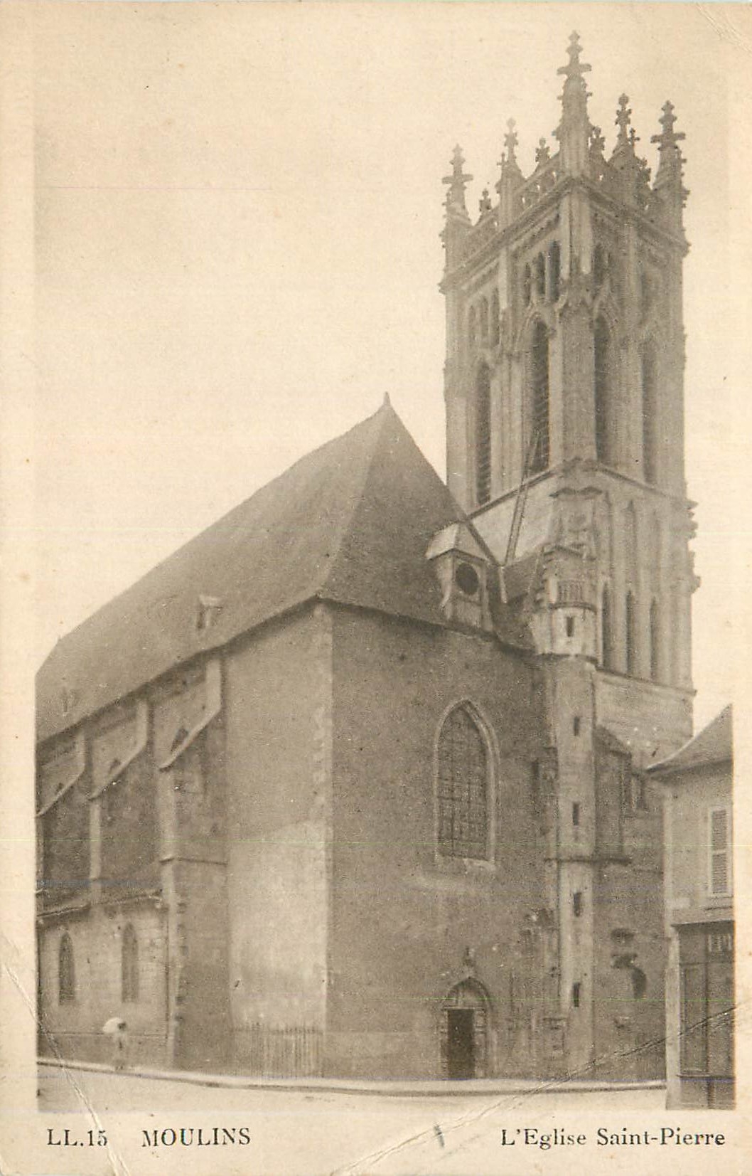 CPA Ll 15 moulins l eglise saint pierre